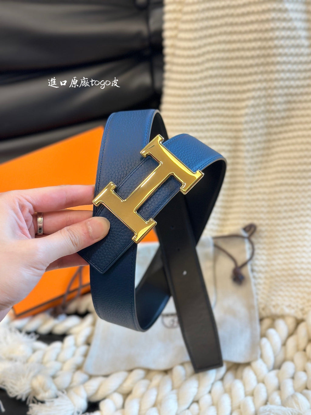 H 5382 BELT 38MM GOLD BUCKLE & REVERSIBLE BLUE AND BLACK LEATHER