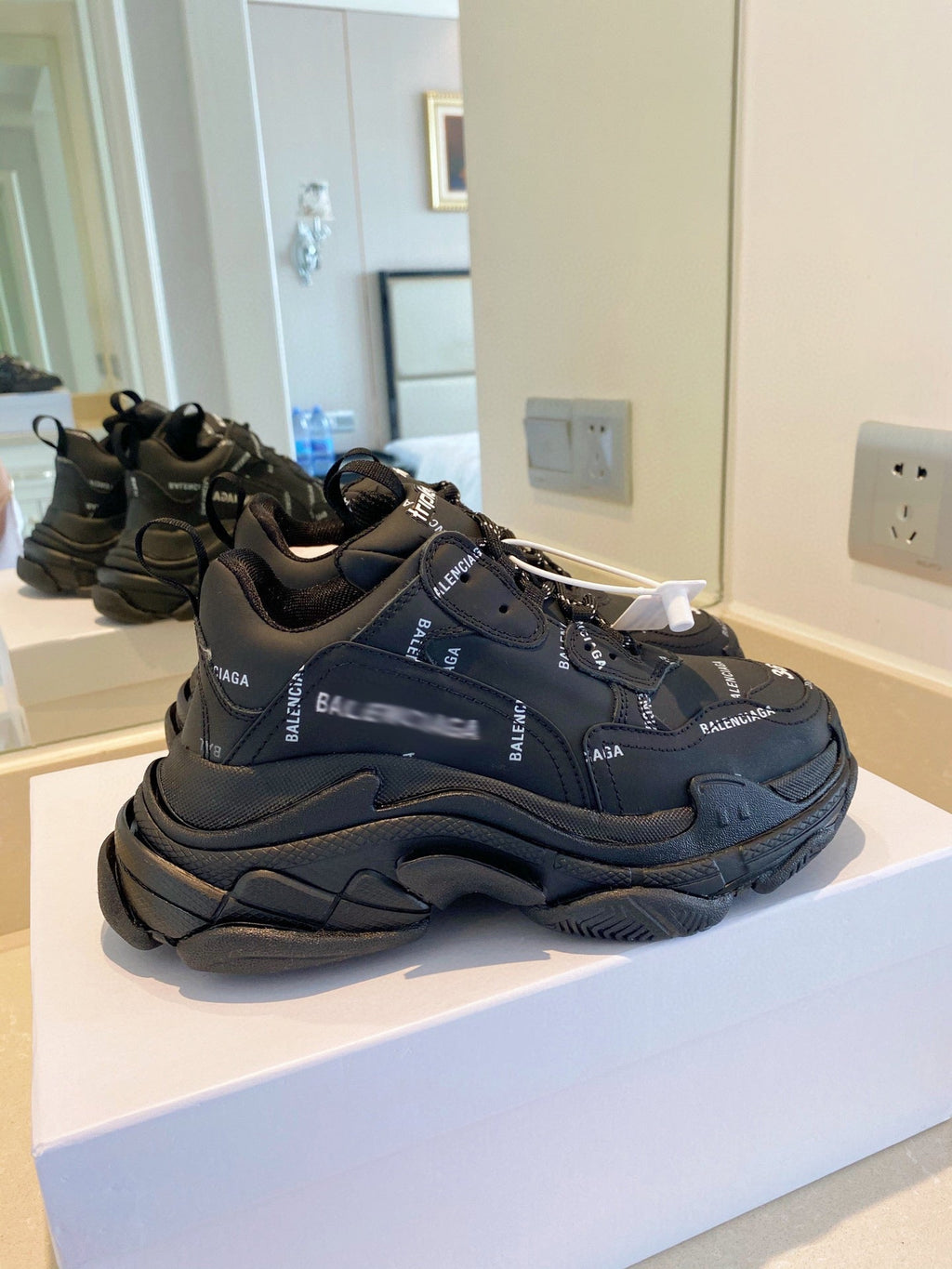 SE275  Men's Size 7-11   Women's Size 5-10