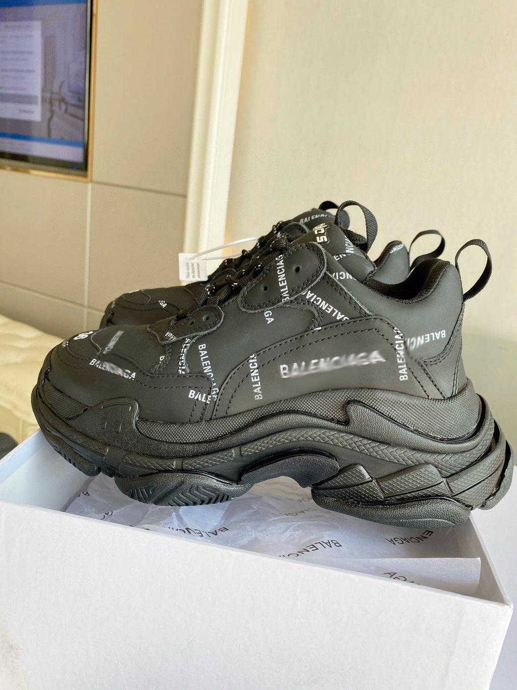 SE275  Men's Size 7-11   Women's Size 5-10