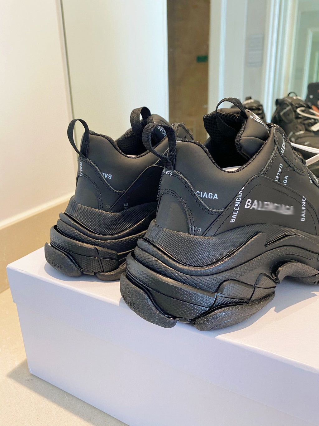 SE275  Men's Size 7-11   Women's Size 5-10