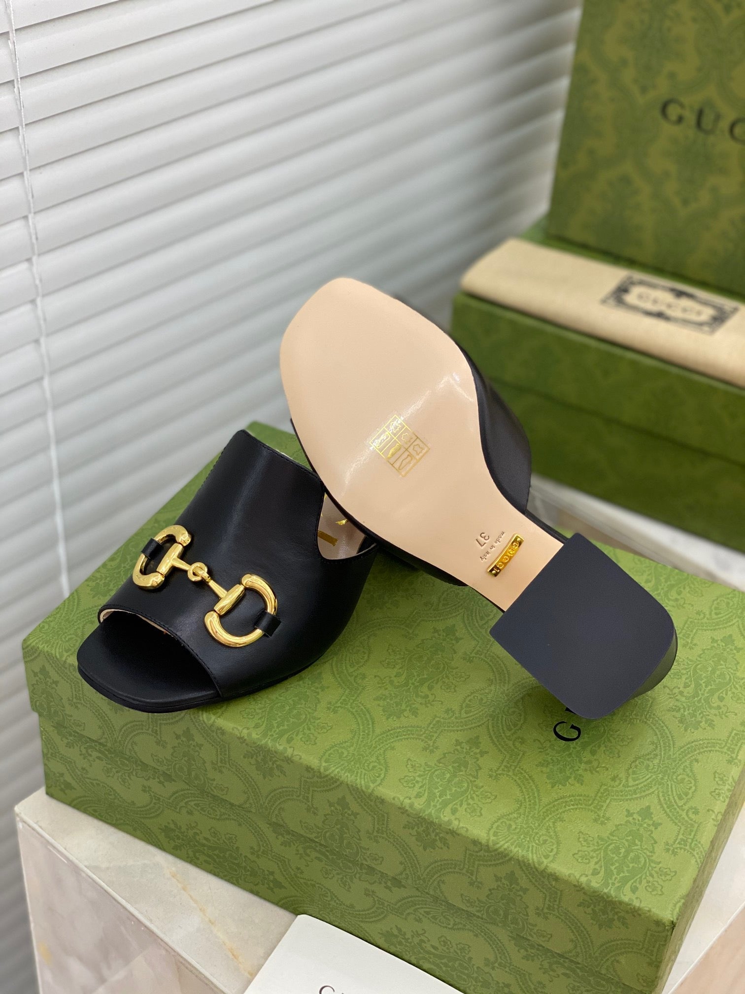 SE500 Size 5-10 Heels:7.5cm Material: Cowhide Lining: Sheep skin Sole: Italian leather