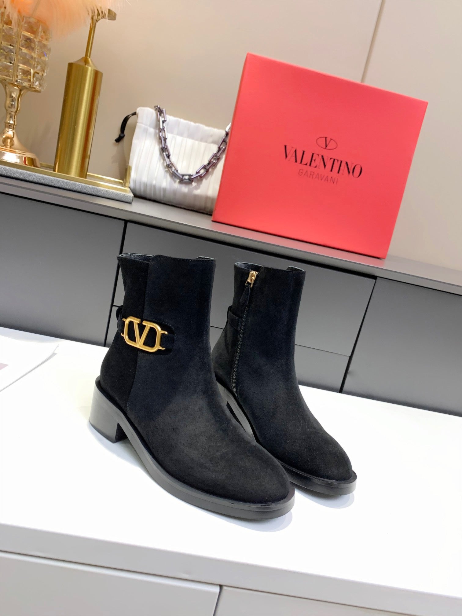 SE616 Size 5-10   Heels:4cm Material: Suede Lining: Sheep skin Sole: Rubber