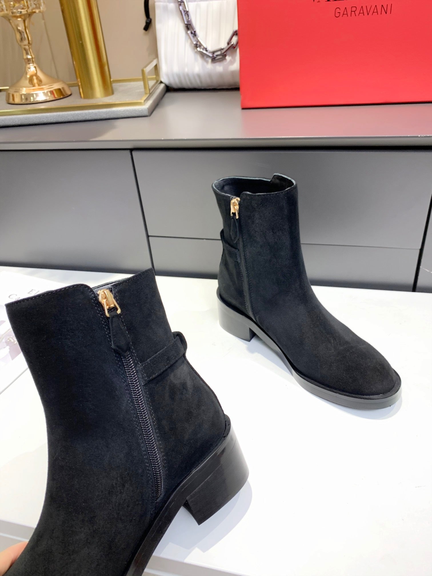 SE616 Size 5-10   Heels:4cm Material: Suede Lining: Sheep skin Sole: Rubber