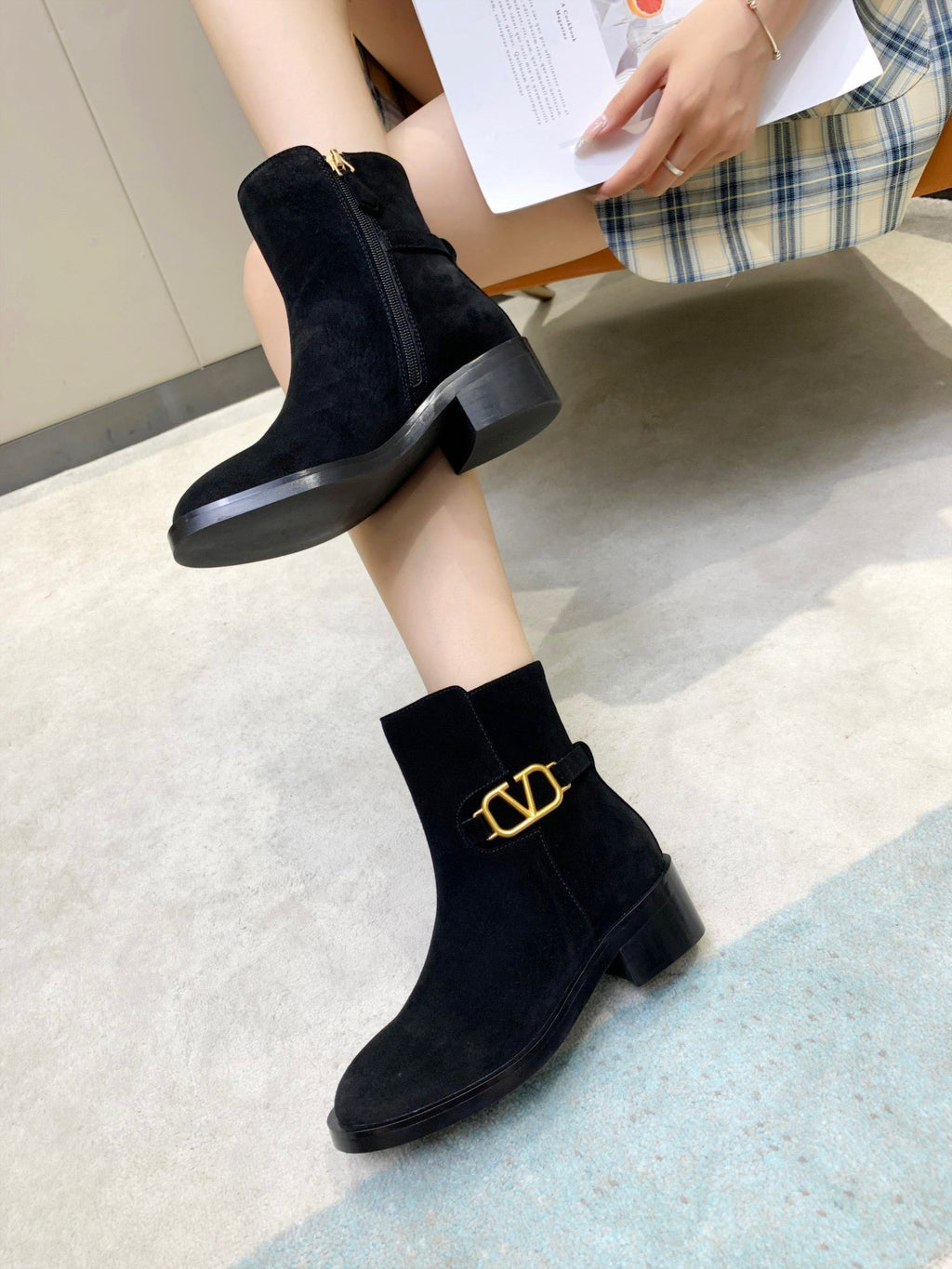 SE616 Size 5-10   Heels:4cm Material: Suede Lining: Sheep skin Sole: Rubber