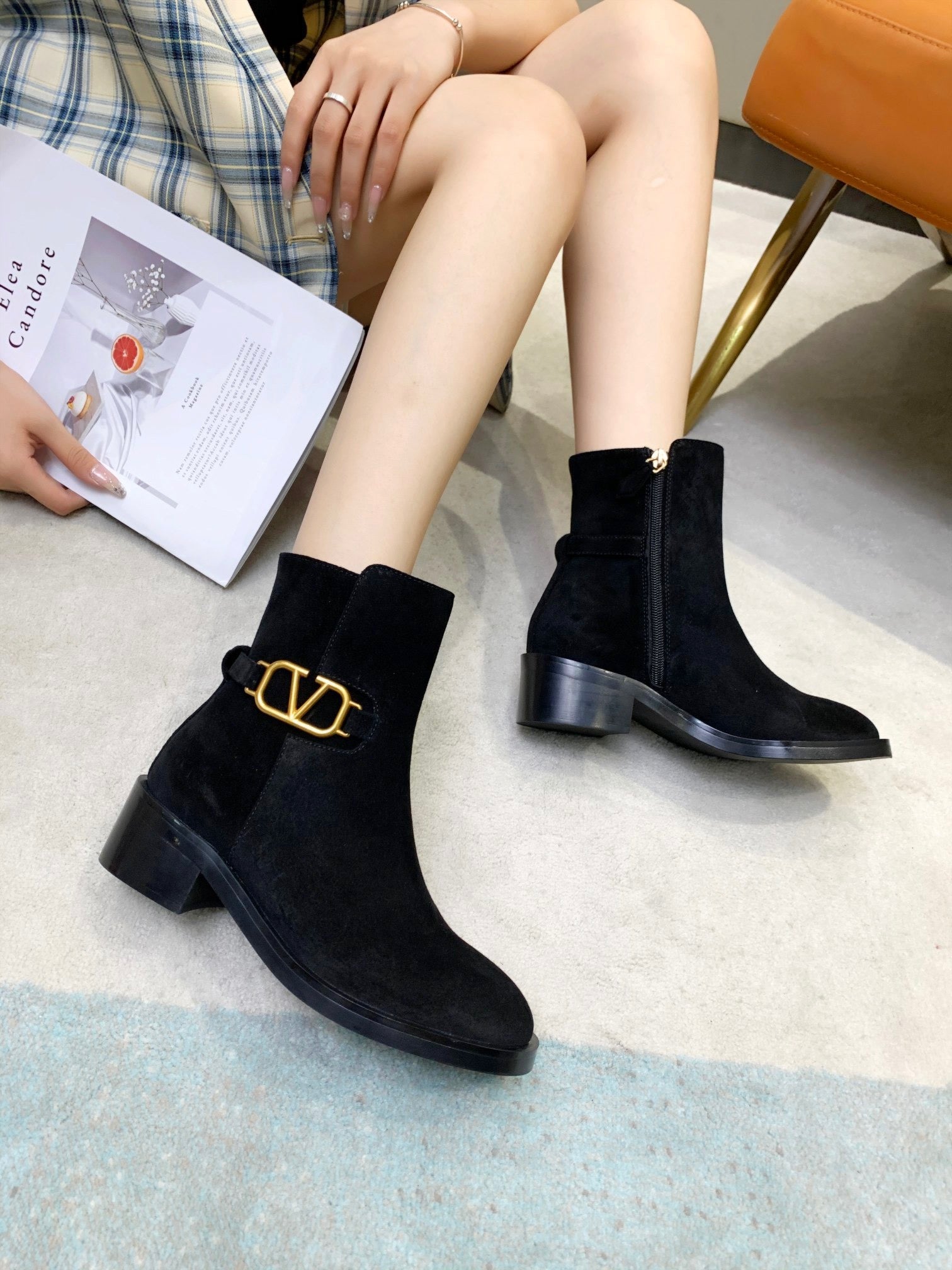 SE616 Size 5-10   Heels:4cm Material: Suede Lining: Sheep skin Sole: Rubber