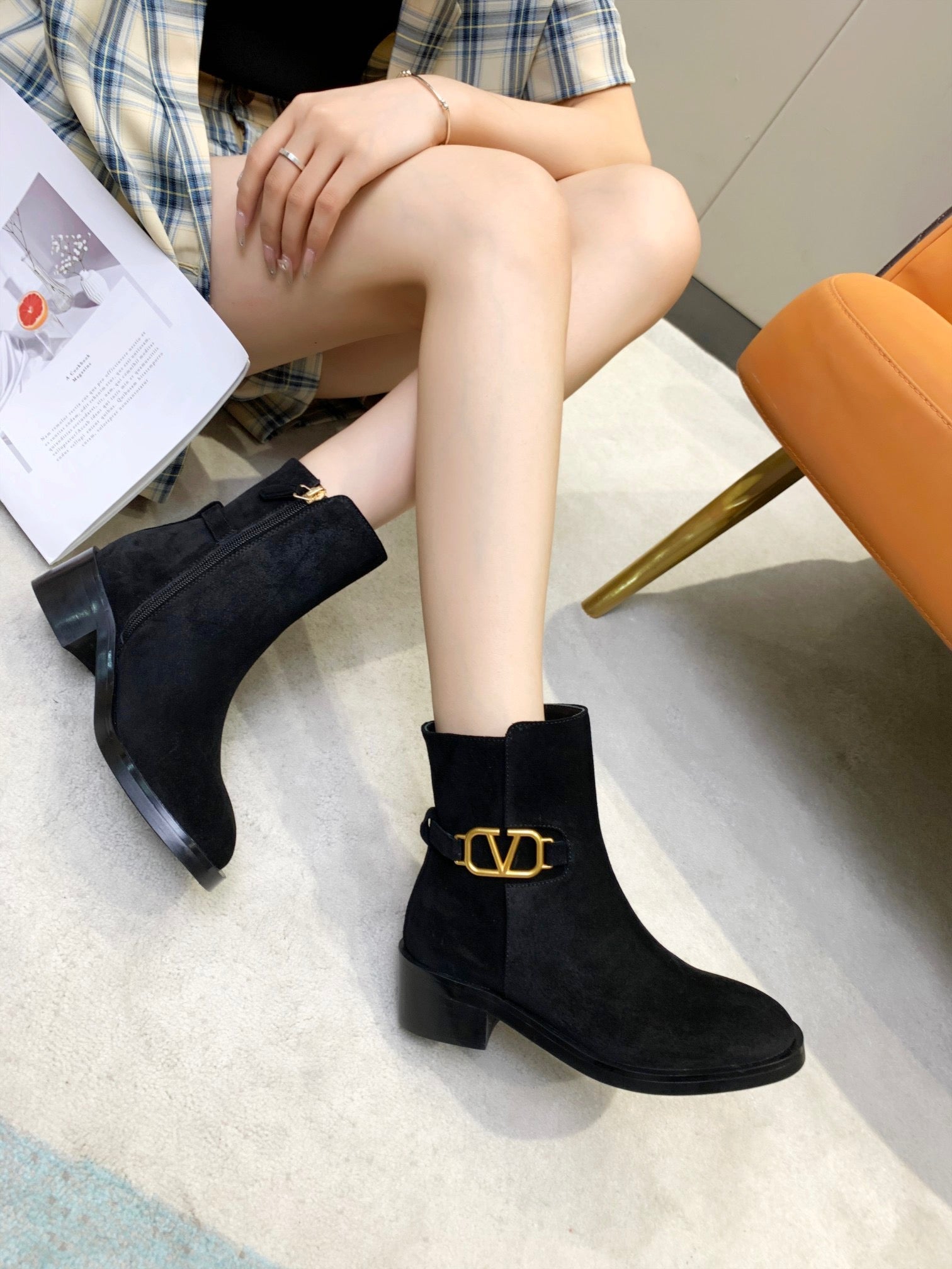 SE616 Size 5-10   Heels:4cm Material: Suede Lining: Sheep skin Sole: Rubber