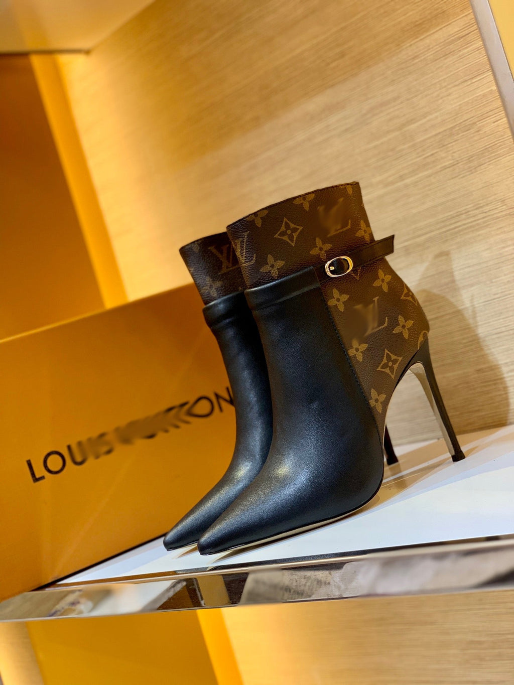 SE634  Size 4-11 Heels:10.5cm Material: Cowhide  Lining: Sheep skin Sole: Italian leather