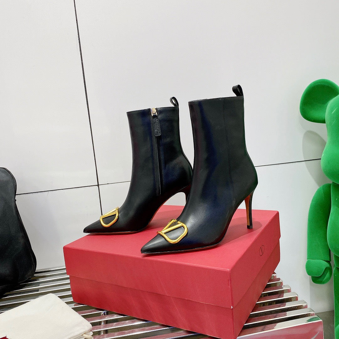 SE649  Size 5-9  Material: Cowhide  Lining: Sheep skin Sole: Italian leather