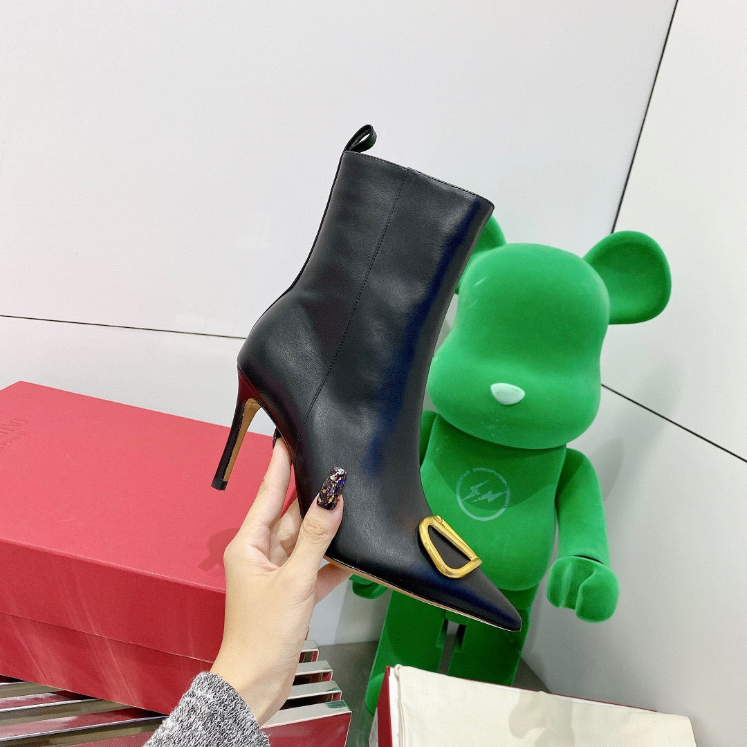 SE649  Size 5-9  Material: Cowhide  Lining: Sheep skin Sole: Italian leather