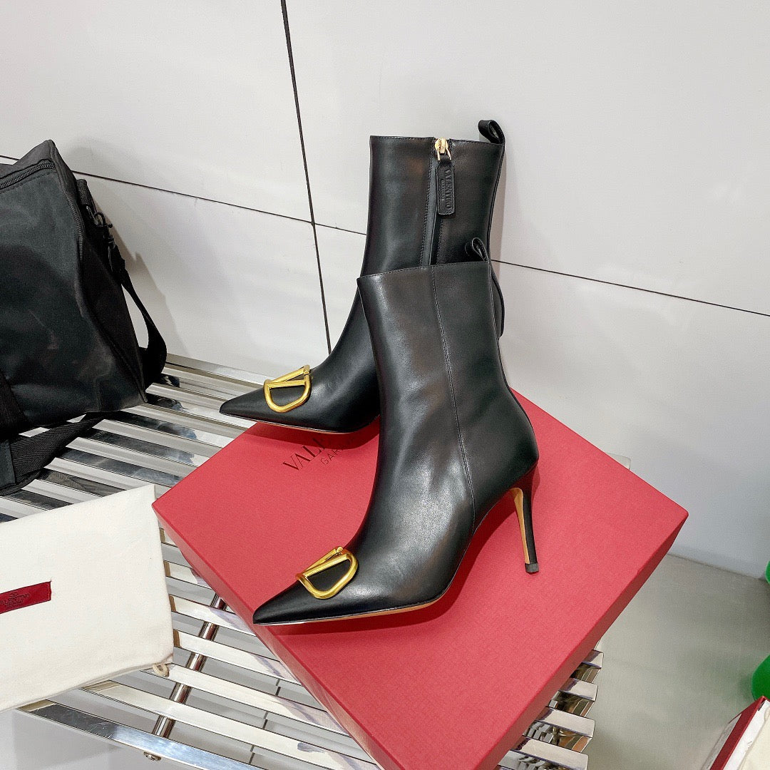 SE649  Size 5-9  Material: Cowhide  Lining: Sheep skin Sole: Italian leather