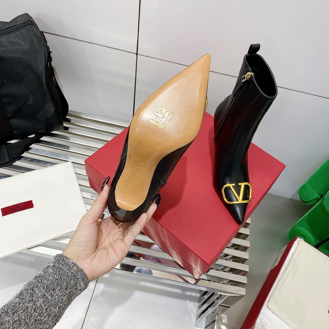 SE649  Size 5-9  Material: Cowhide  Lining: Sheep skin Sole: Italian leather