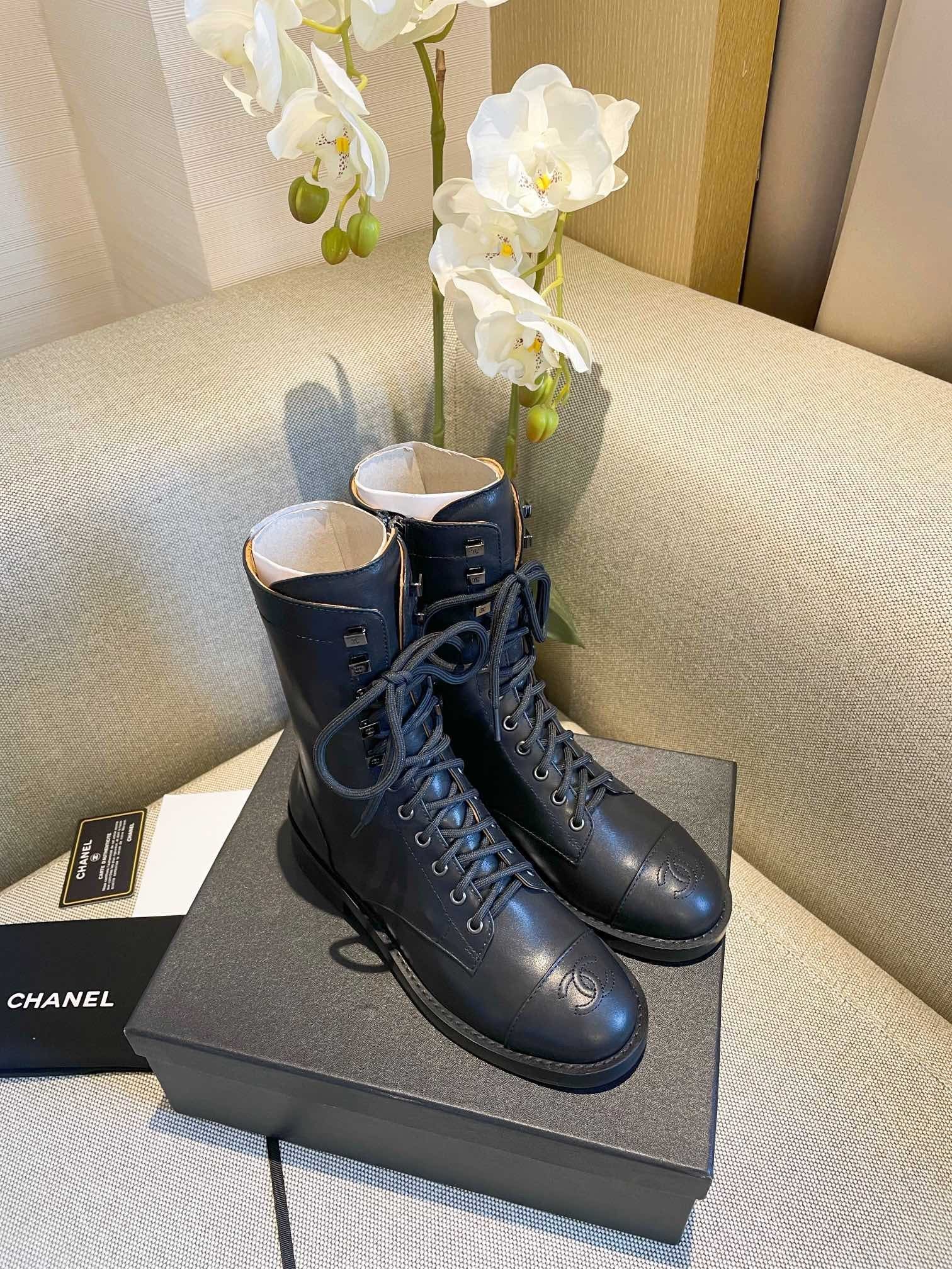 SE650  Size 5-9    Material: Cowhide  Lining: Sheep skin Sole: Italian leather