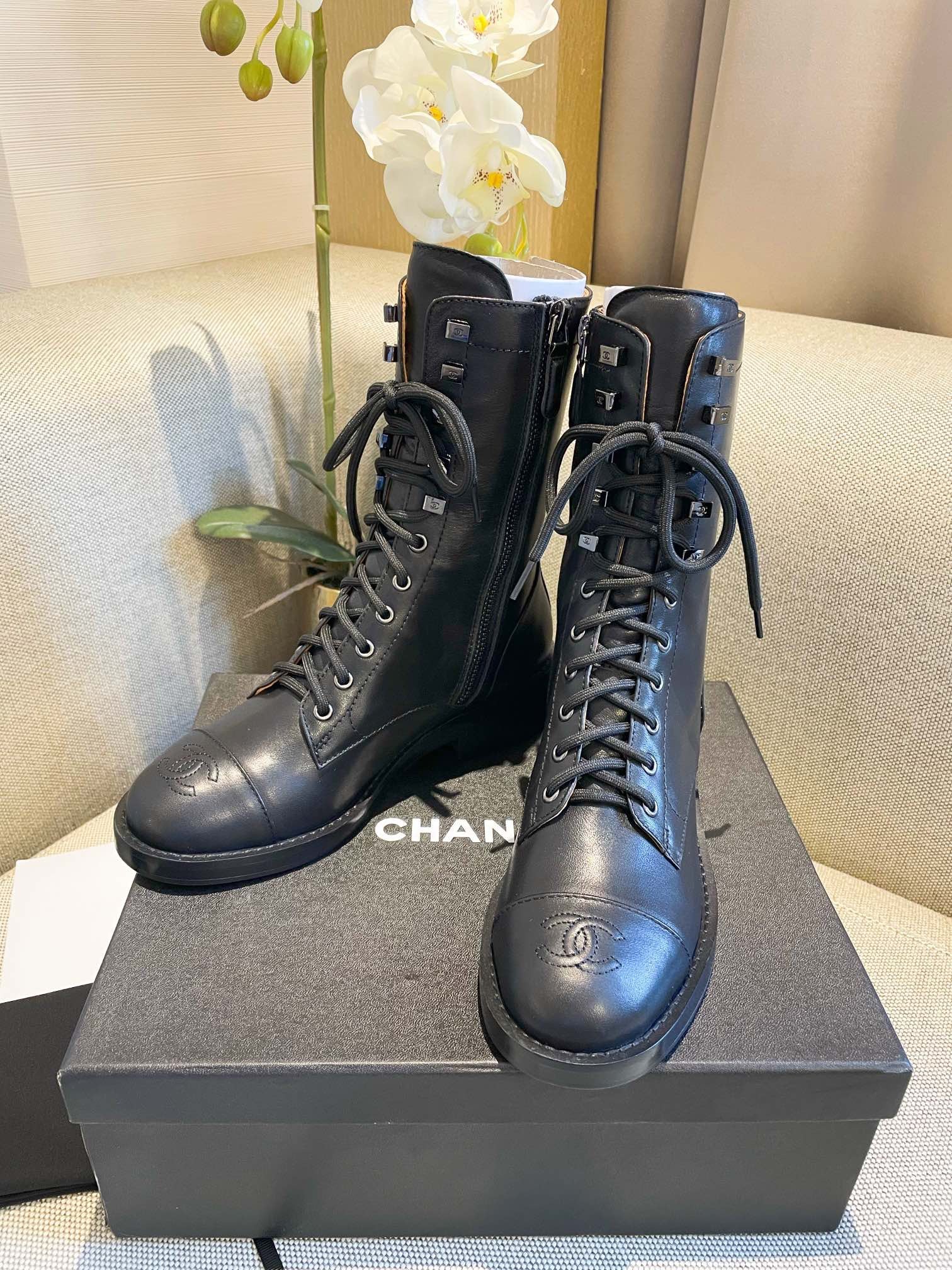 SE650  Size 5-9    Material: Cowhide  Lining: Sheep skin Sole: Italian leather