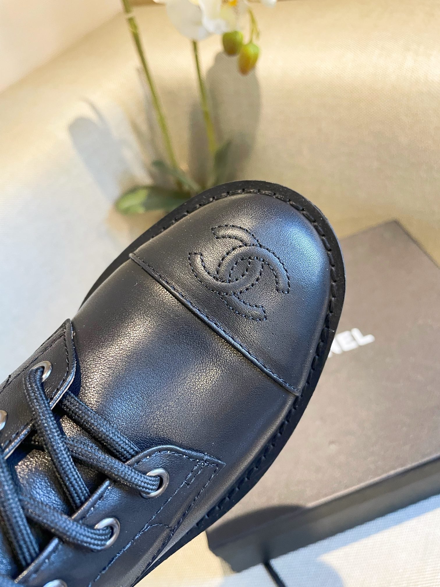 SE650  Size 5-9    Material: Cowhide  Lining: Sheep skin Sole: Italian leather