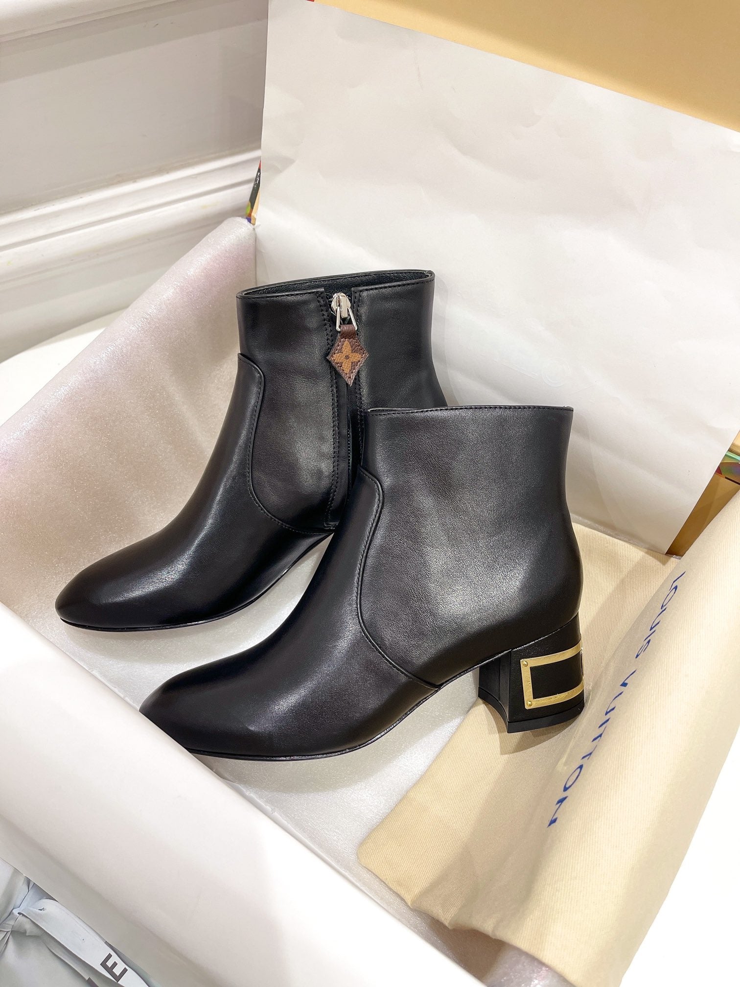 SE669  Size 4-9   Heels:5cm Material: Cowhide  Lining: Sheep skin Sole: Italian leather