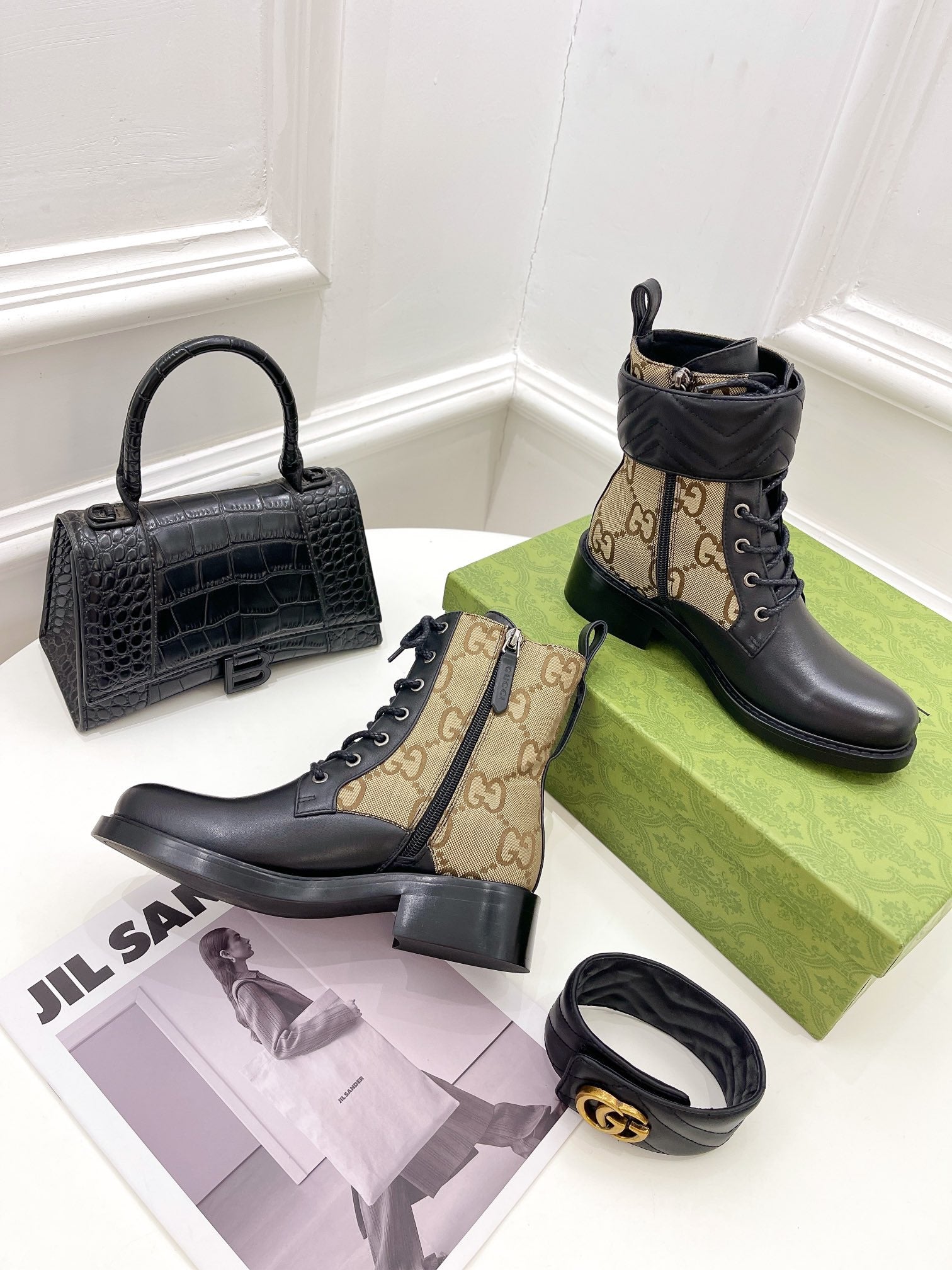 SE691  Size 5-10   Material: Cowhide  Lining: Sheep skin Sole: Rubber