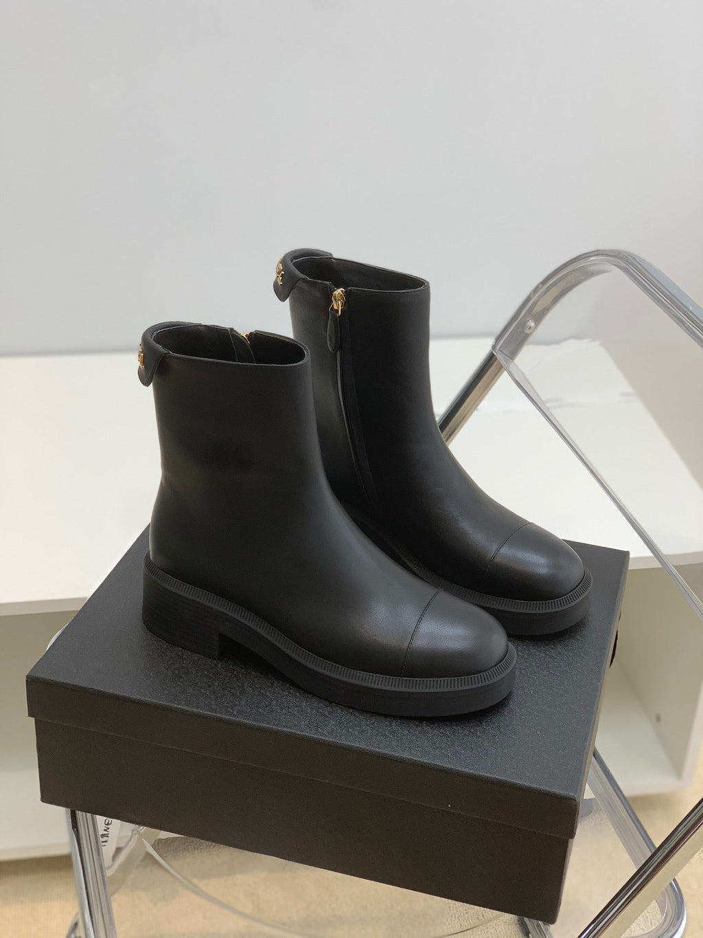 SE692  Size 5-10   Material: Cowhide  Lining: Sheep skin Sole: Rubber