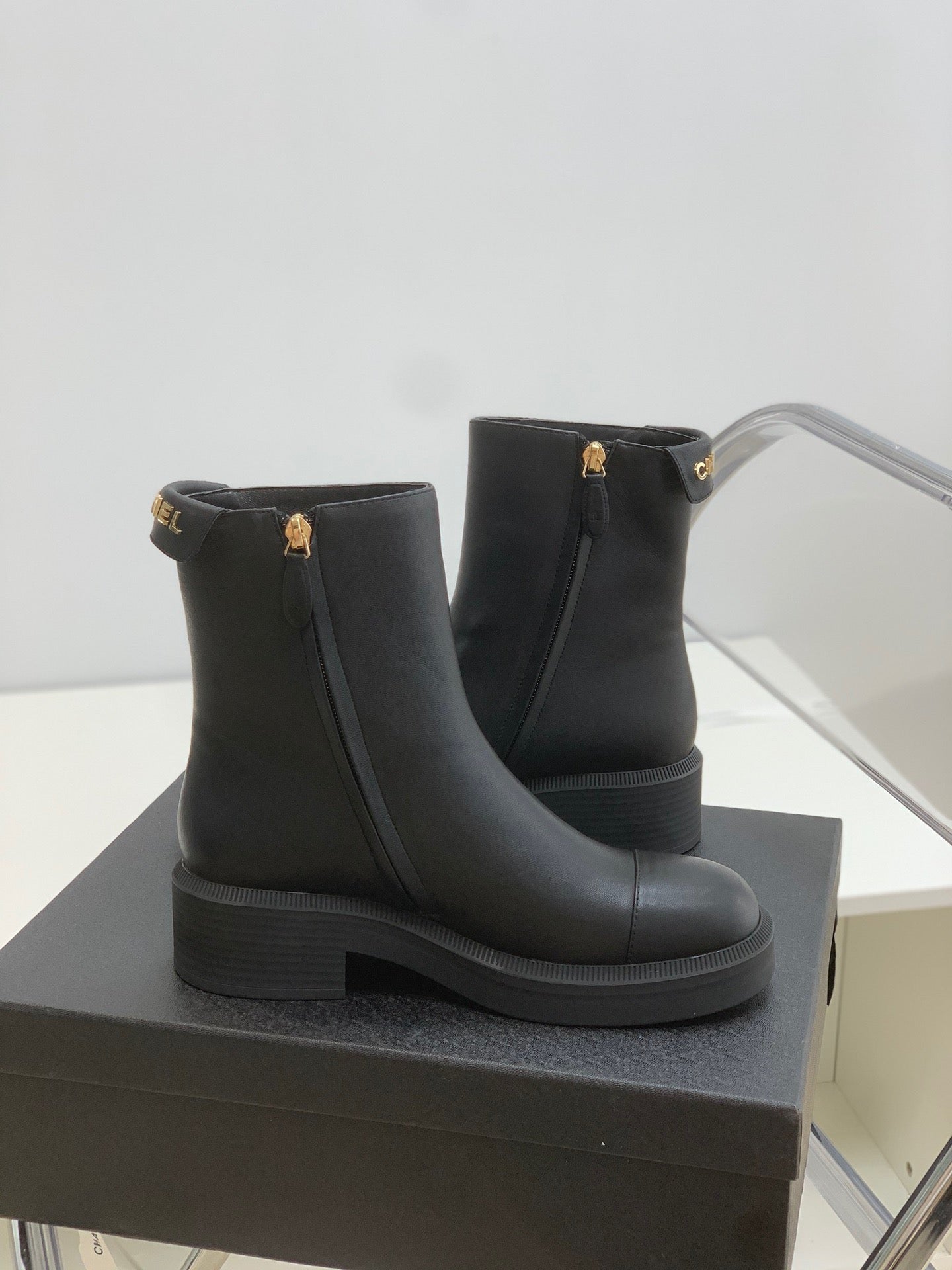 SE692  Size 5-10   Material: Cowhide  Lining: Sheep skin Sole: Rubber