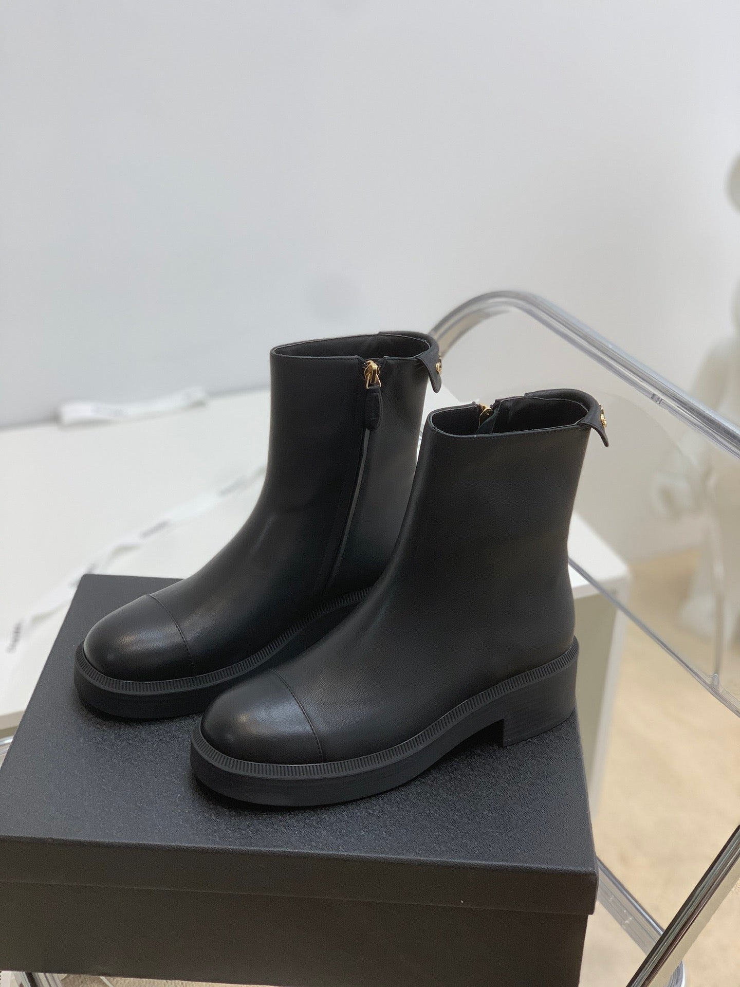 SE692  Size 5-10   Material: Cowhide  Lining: Sheep skin Sole: Rubber