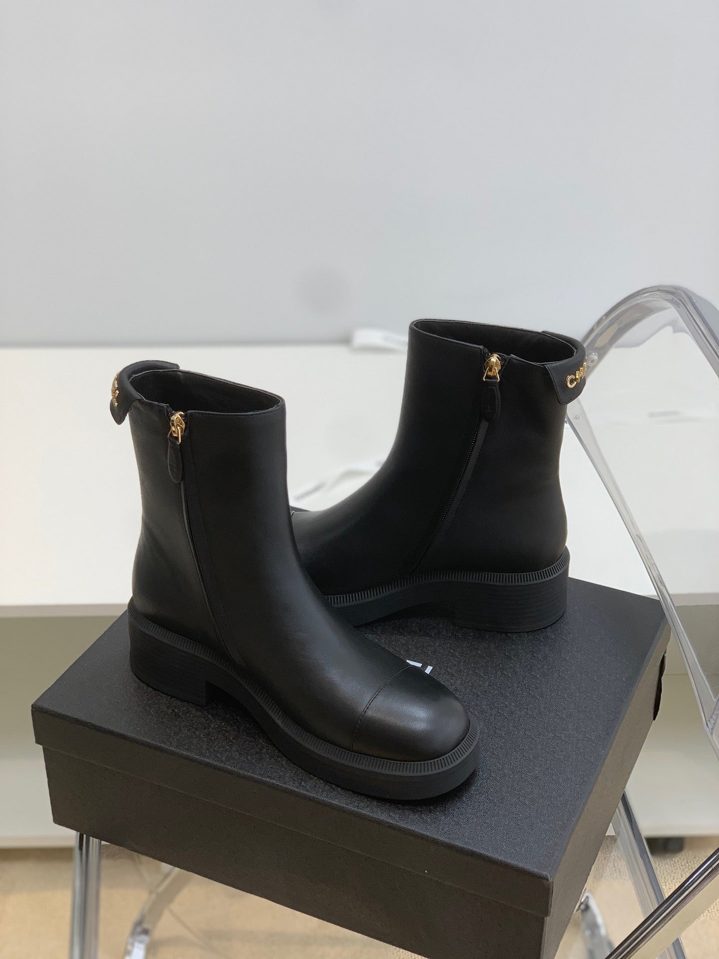 SE692  Size 5-10   Material: Cowhide  Lining: Sheep skin Sole: Rubber