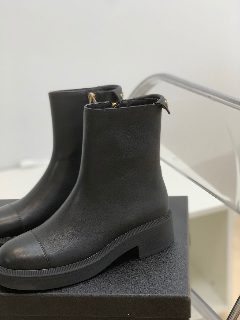 SE692  Size 5-10   Material: Cowhide  Lining: Sheep skin Sole: Rubber