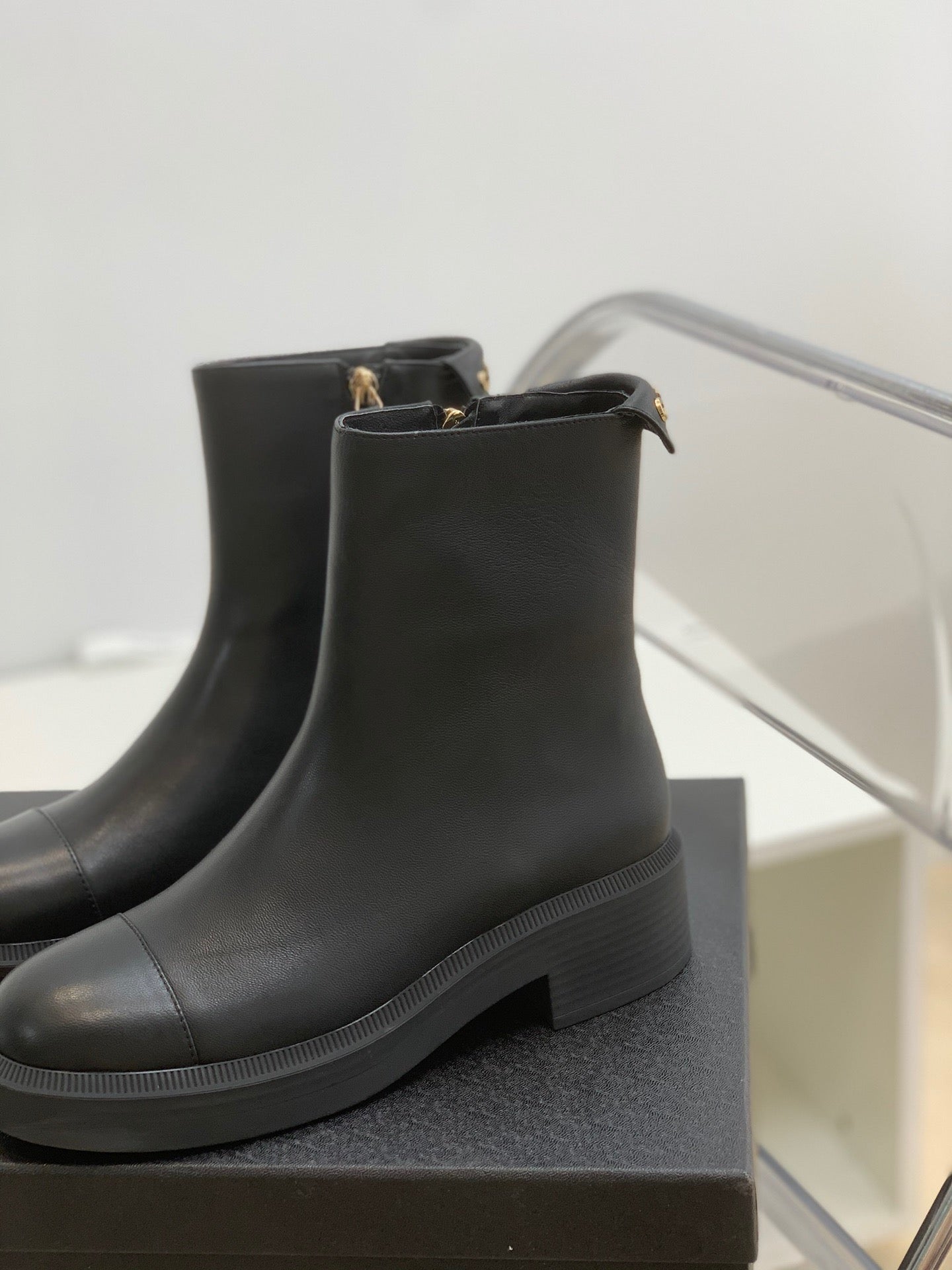 SE692  Size 5-10   Material: Cowhide  Lining: Sheep skin Sole: Rubber