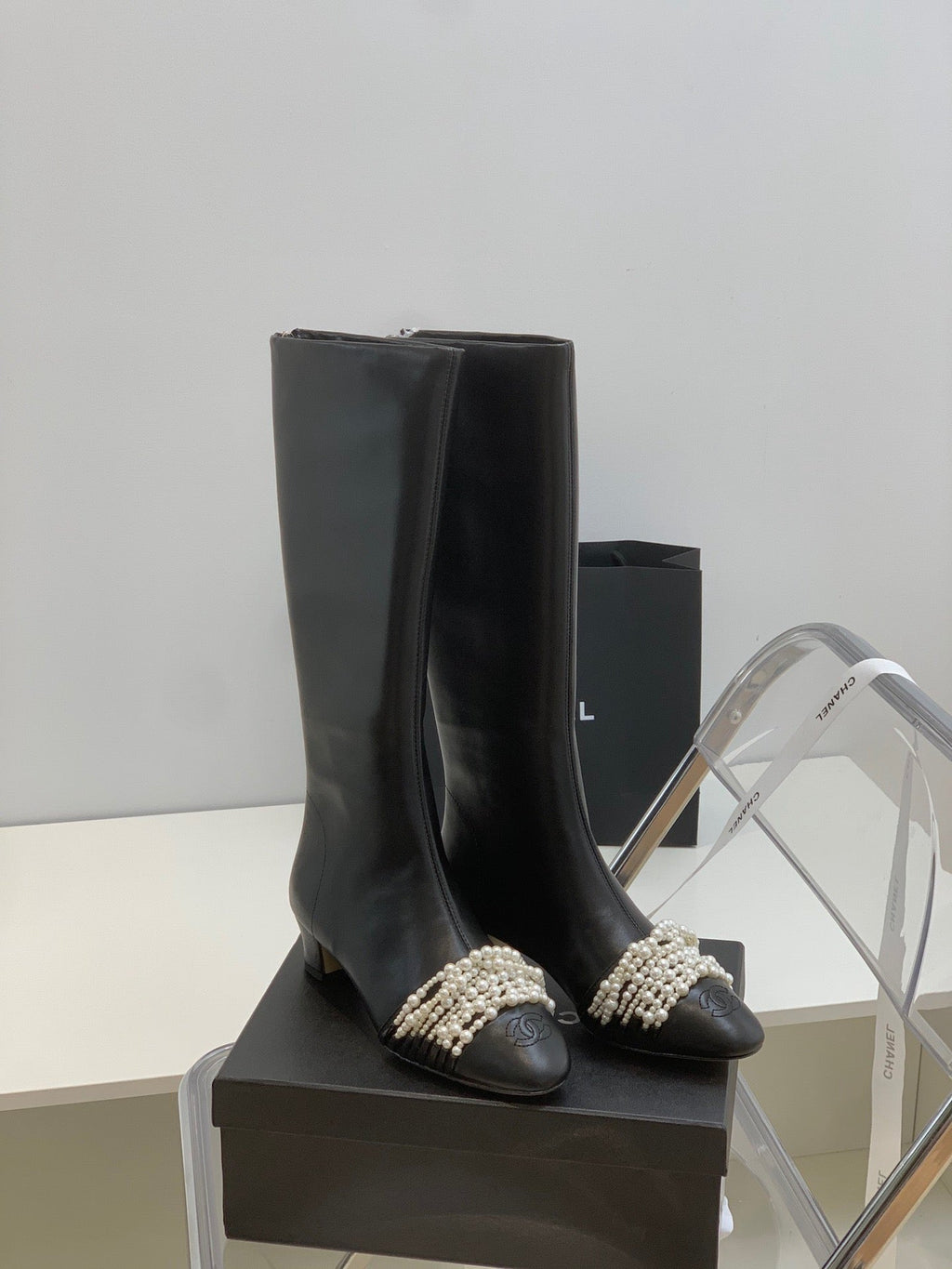 SE705  Size 5-9   Heels:4cm Shaft measures approximately 14.6” from arch Material: Cowhide  Lining: Sheepskin Sole: Italian leather