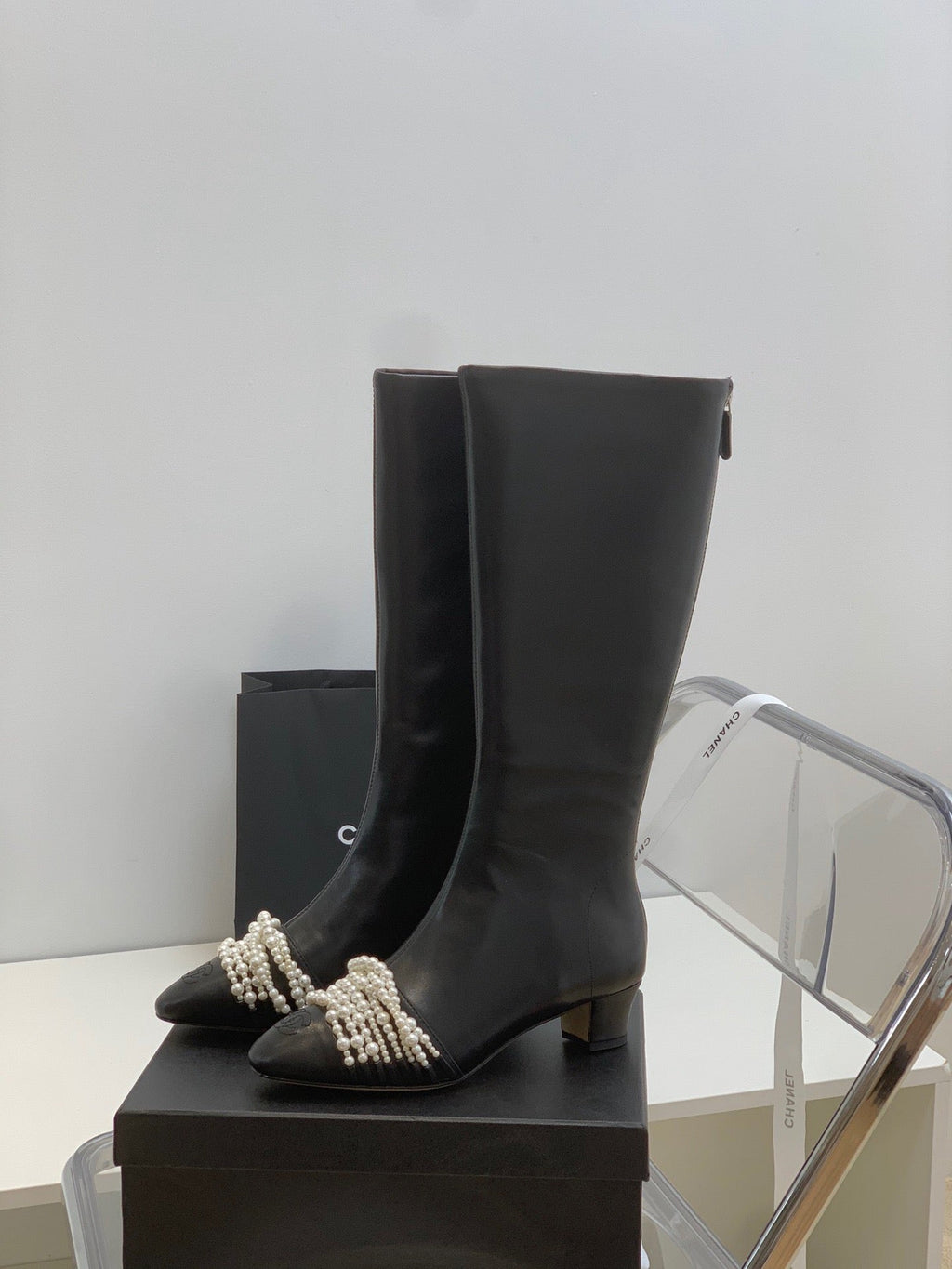 SE705  Size 5-9   Heels:4cm Shaft measures approximately 14.6” from arch Material: Cowhide  Lining: Sheepskin Sole: Italian leather