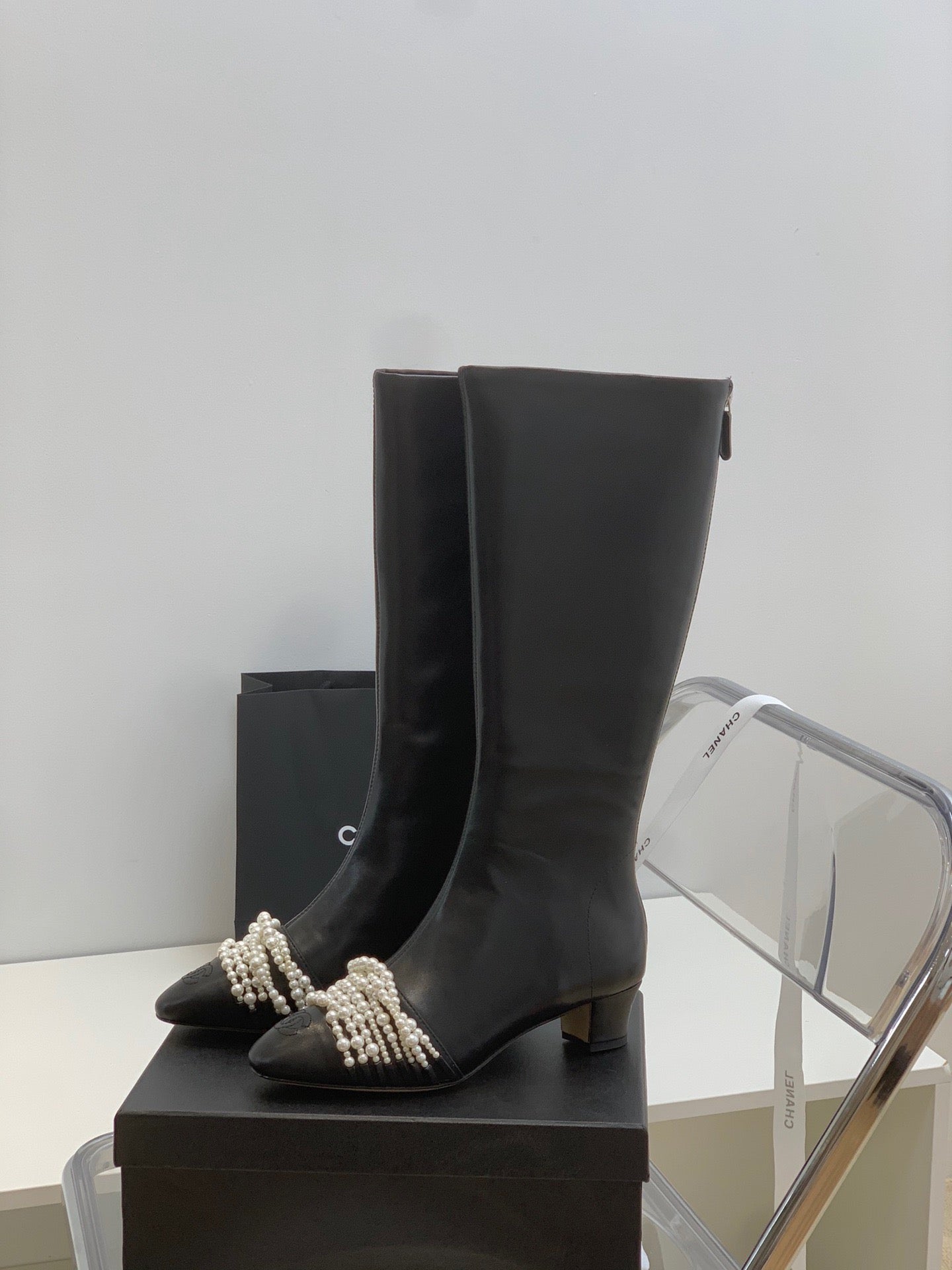 SE705  Size 5-9   Heels:4cm Shaft measures approximately 14.6” from arch Material: Cowhide  Lining: Sheepskin Sole: Italian leather