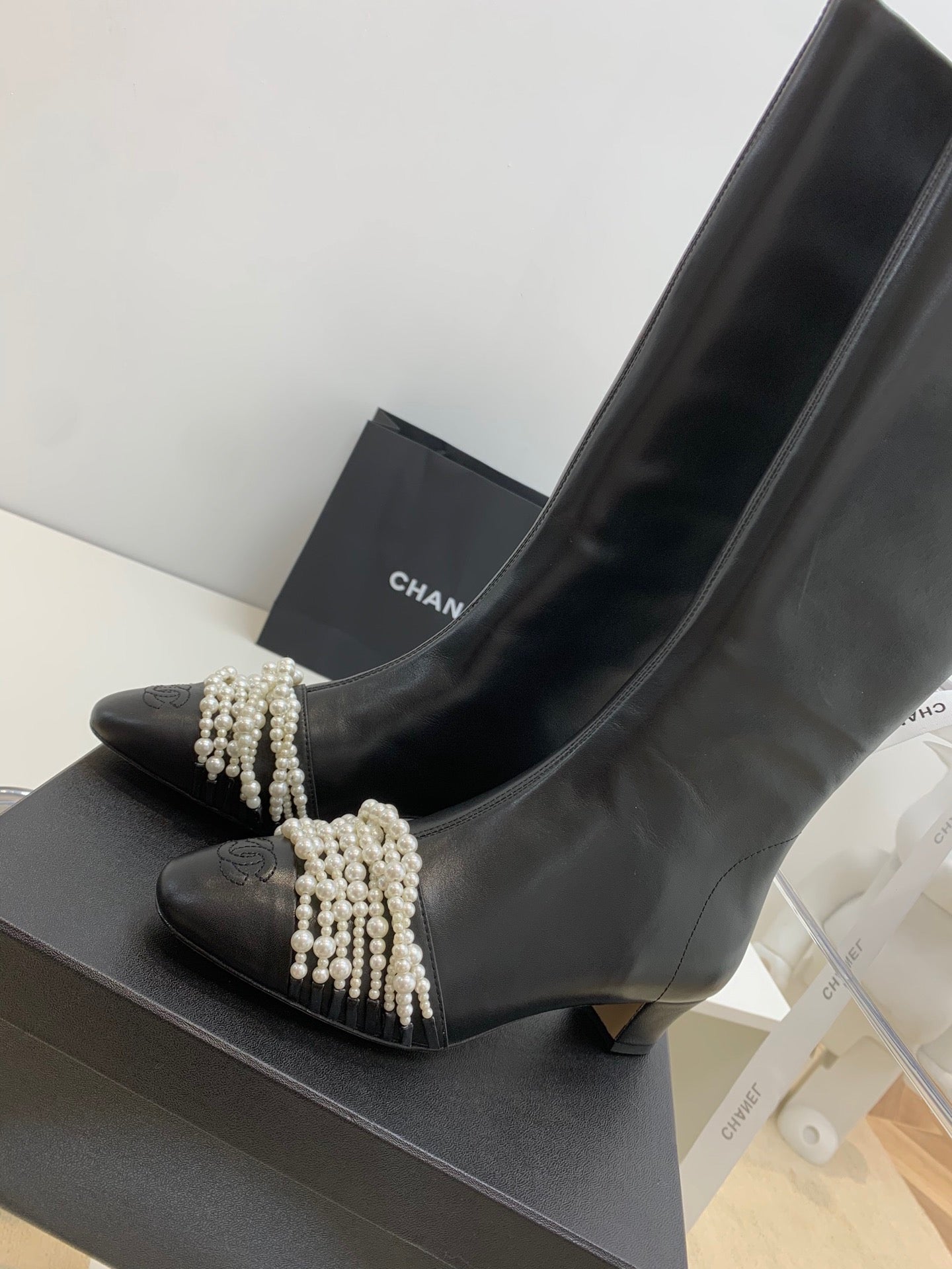 SE705  Size 5-9   Heels:4cm Shaft measures approximately 14.6” from arch Material: Cowhide  Lining: Sheepskin Sole: Italian leather