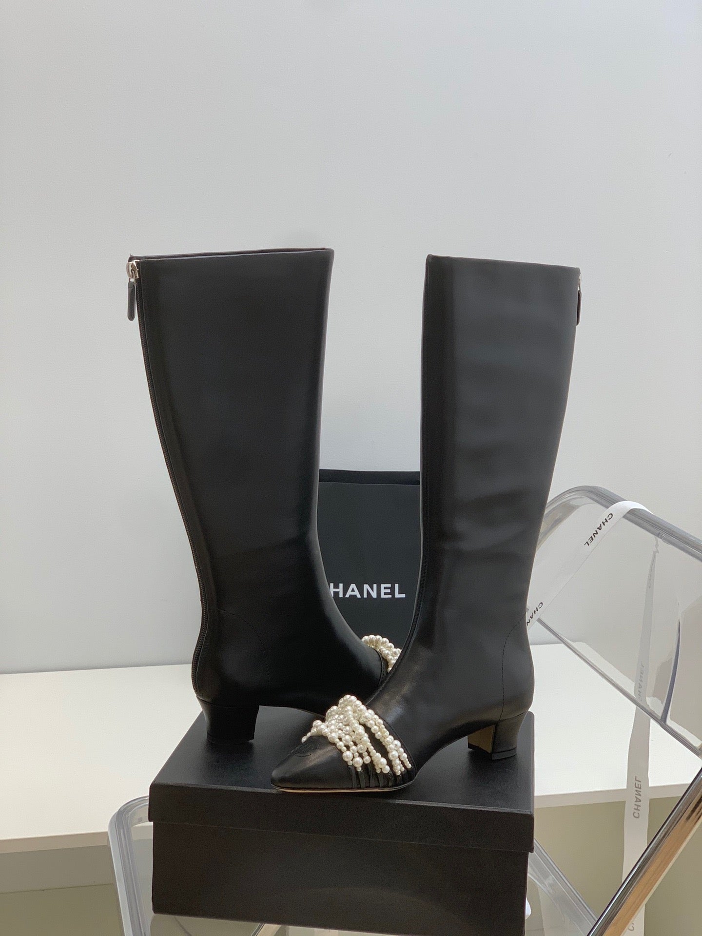 SE705  Size 5-9   Heels:4cm Shaft measures approximately 14.6” from arch Material: Cowhide  Lining: Sheepskin Sole: Italian leather