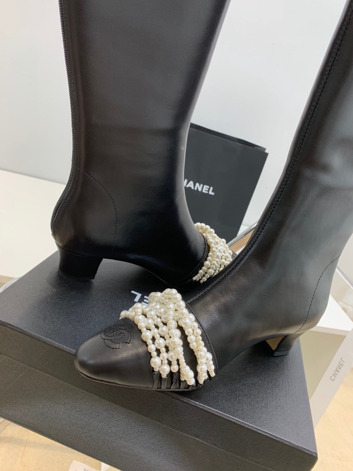 SE705  Size 5-9   Heels:4cm Shaft measures approximately 14.6” from arch Material: Cowhide  Lining: Sheepskin Sole: Italian leather