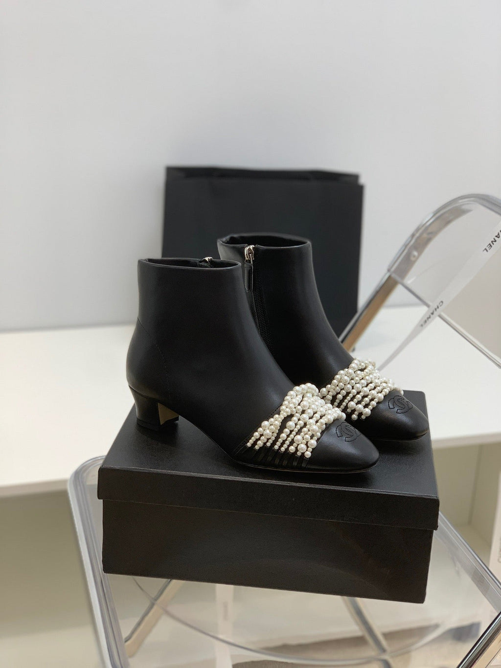 SE706  Size 5-9  Heels:4cm Shaft measures approximately 4.7” from arch Material: Cowhide  Lining: Sheepskin Sole: Italian leather