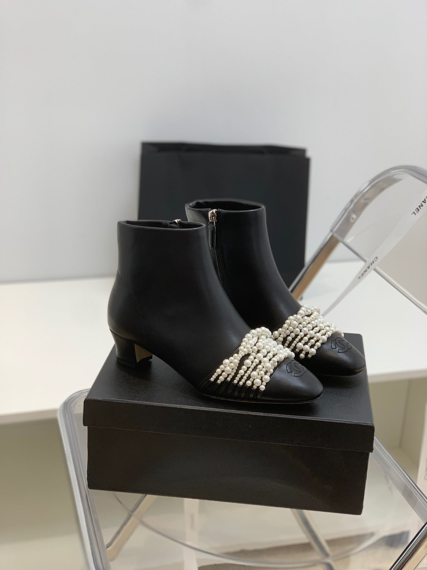 SE706  Size 5-9  Heels:4cm Shaft measures approximately 4.7” from arch Material: Cowhide  Lining: Sheepskin Sole: Italian leather