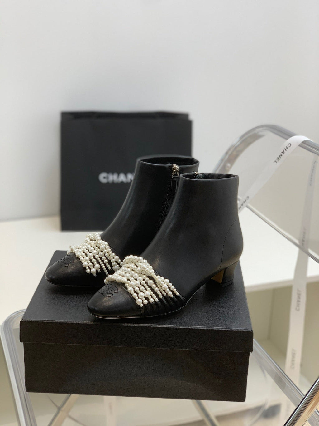 SE706  Size 5-9  Heels:4cm Shaft measures approximately 4.7” from arch Material: Cowhide  Lining: Sheepskin Sole: Italian leather