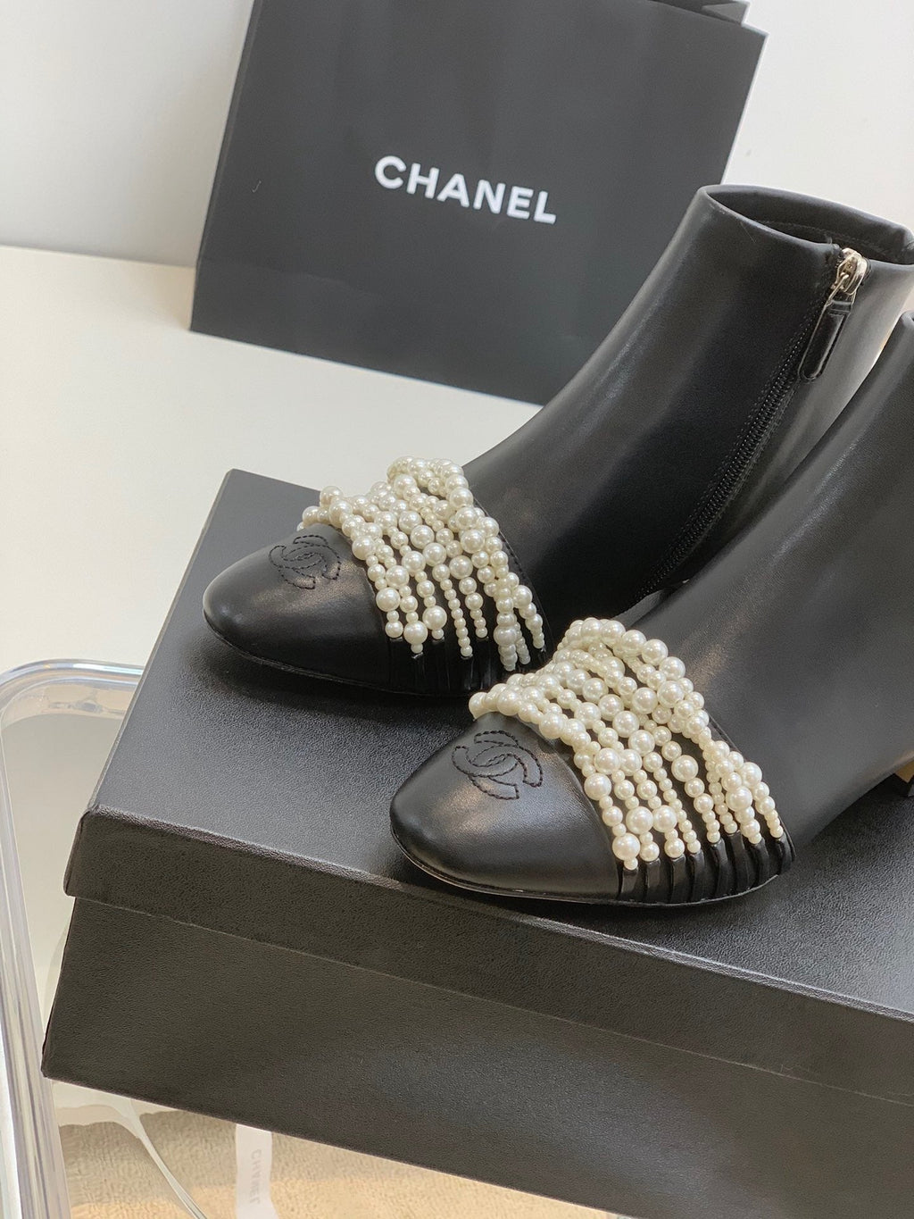 SE706  Size 5-9  Heels:4cm Shaft measures approximately 4.7” from arch Material: Cowhide  Lining: Sheepskin Sole: Italian leather