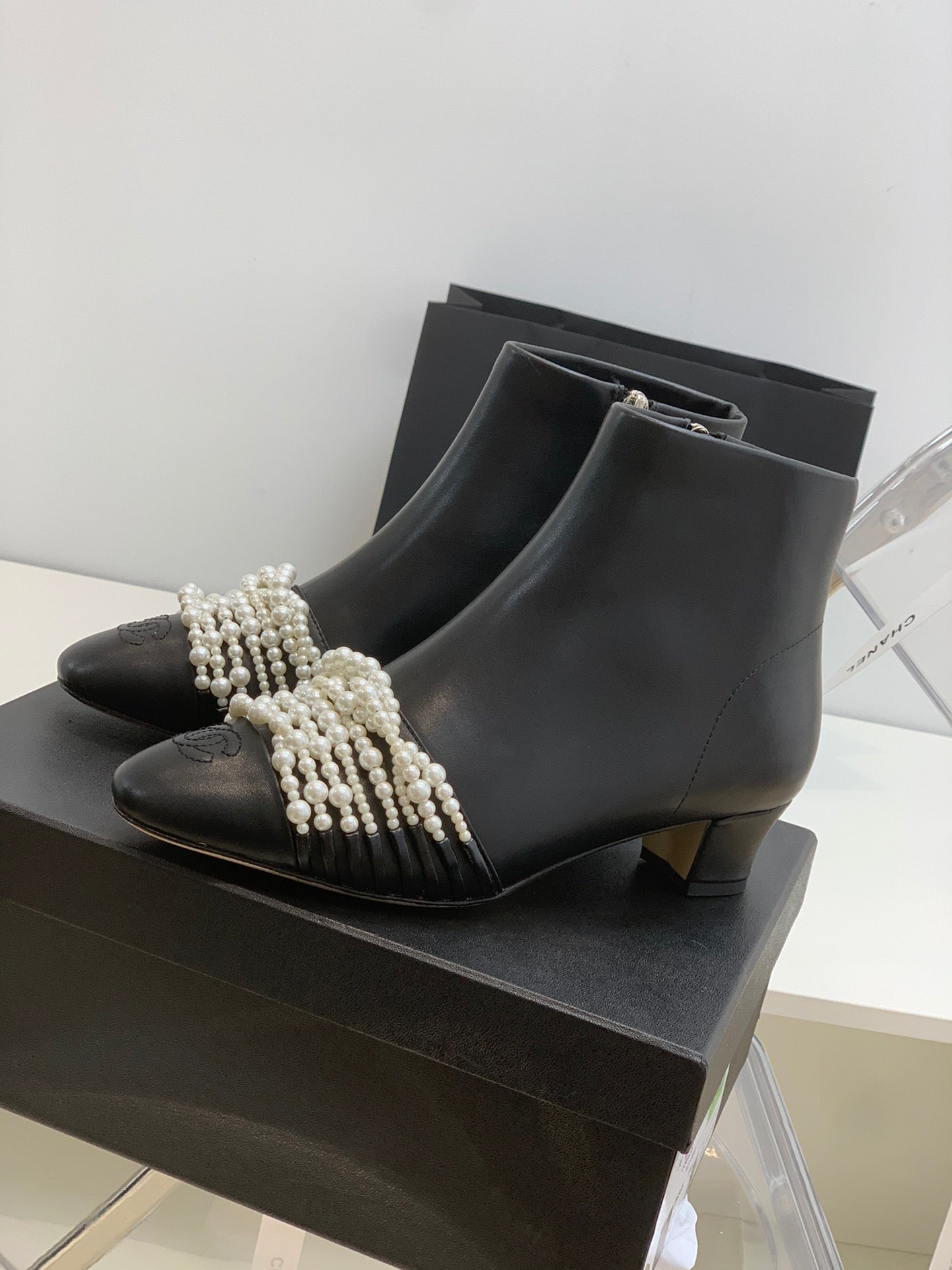 SE706  Size 5-9  Heels:4cm Shaft measures approximately 4.7” from arch Material: Cowhide  Lining: Sheepskin Sole: Italian leather