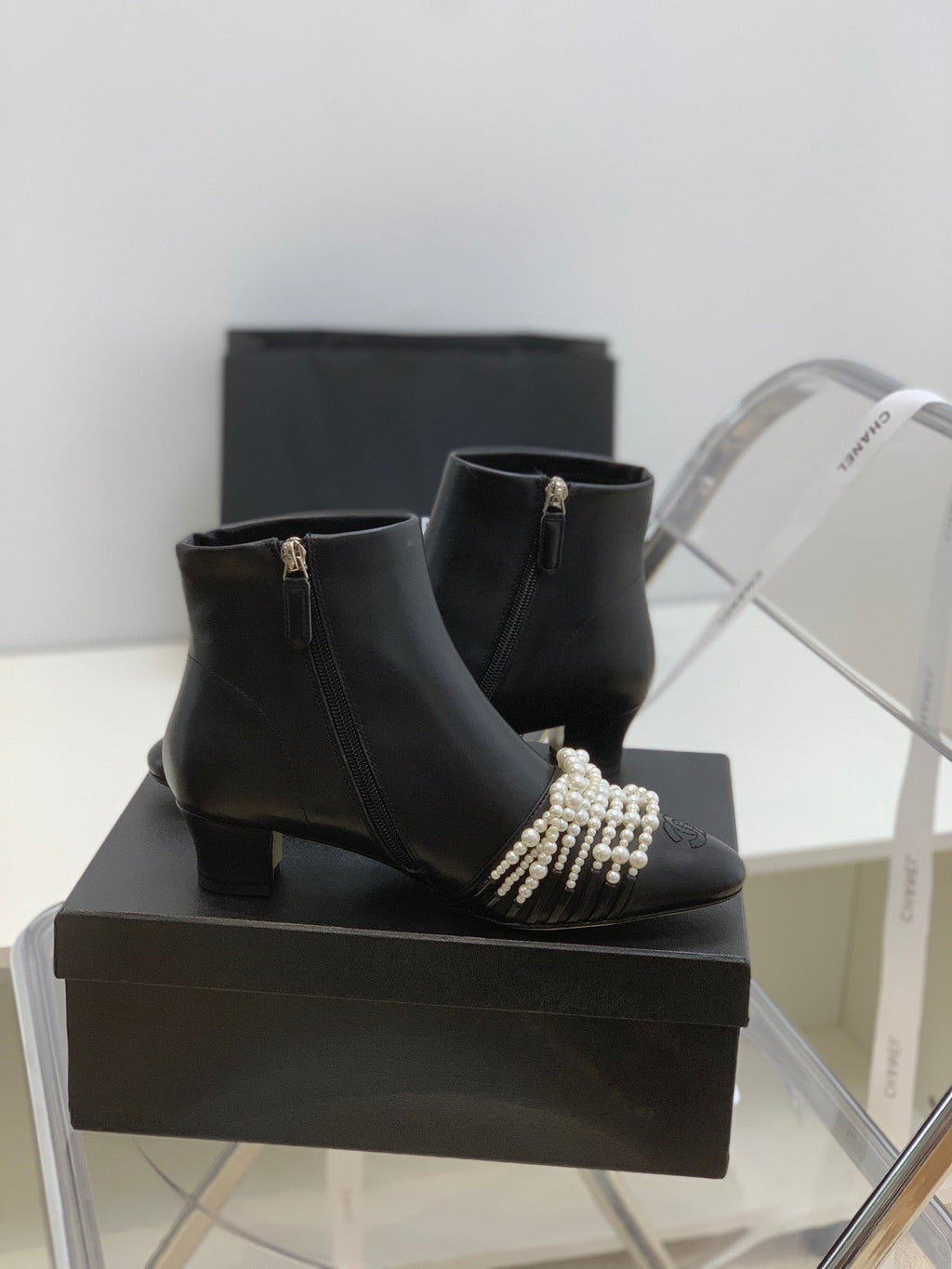 SE706  Size 5-9  Heels:4cm Shaft measures approximately 4.7” from arch Material: Cowhide  Lining: Sheepskin Sole: Italian leather