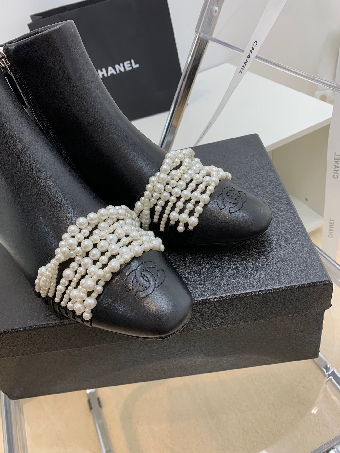 SE706  Size 5-9  Heels:4cm Shaft measures approximately 4.7” from arch Material: Cowhide  Lining: Sheepskin Sole: Italian leather