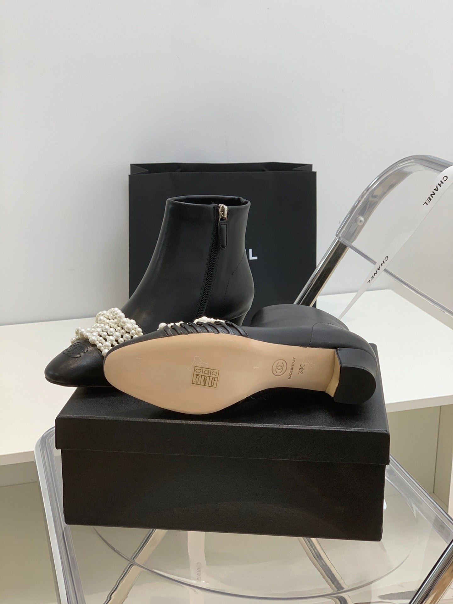 SE706  Size 5-9  Heels:4cm Shaft measures approximately 4.7” from arch Material: Cowhide  Lining: Sheepskin Sole: Italian leather