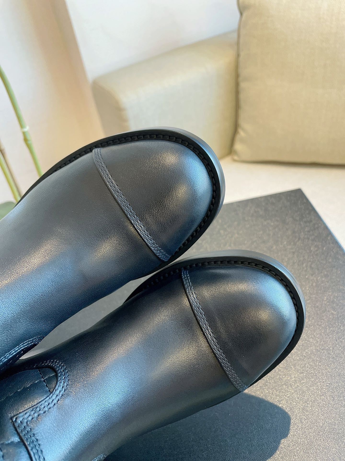 SE757  Size 5-9  Material: Cowhide  Lining: Sheep skin Sole: Italian leather