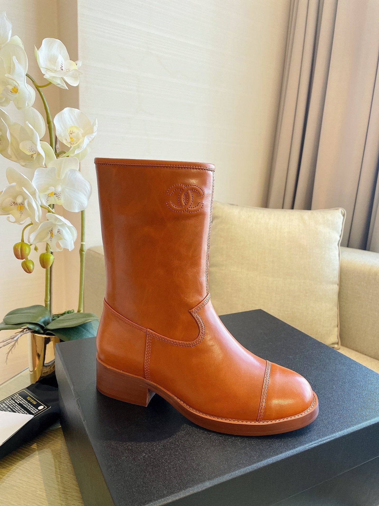 SE758  Size 5-9   Material: Cowhide  Lining: Sheep skin Sole: Italian leather