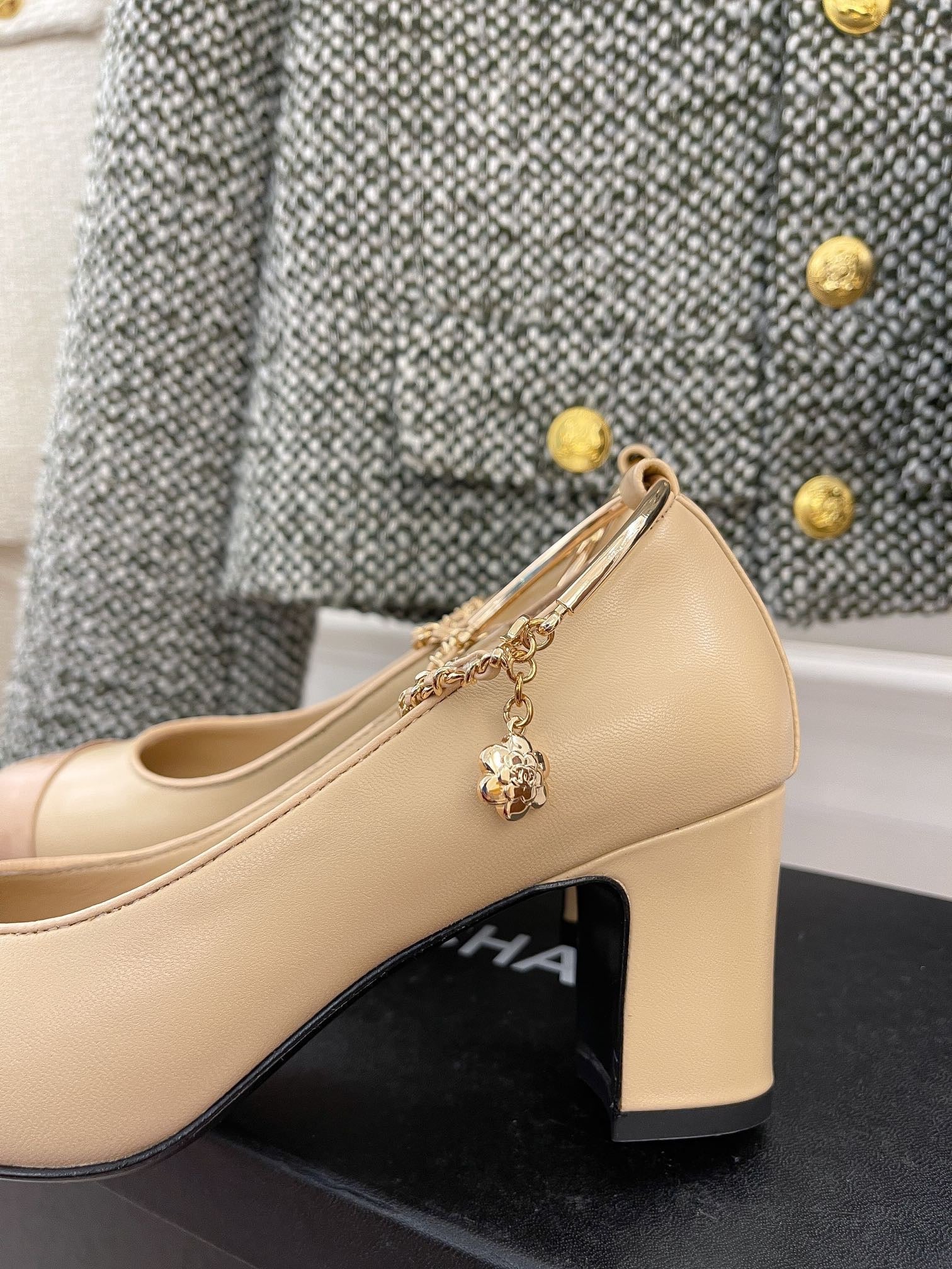 SE802  Size5-9   Heels:2cm/4.5cm/6.5cm Material: Lamb leather  Lining: Lamb leather Sole: Italian leather