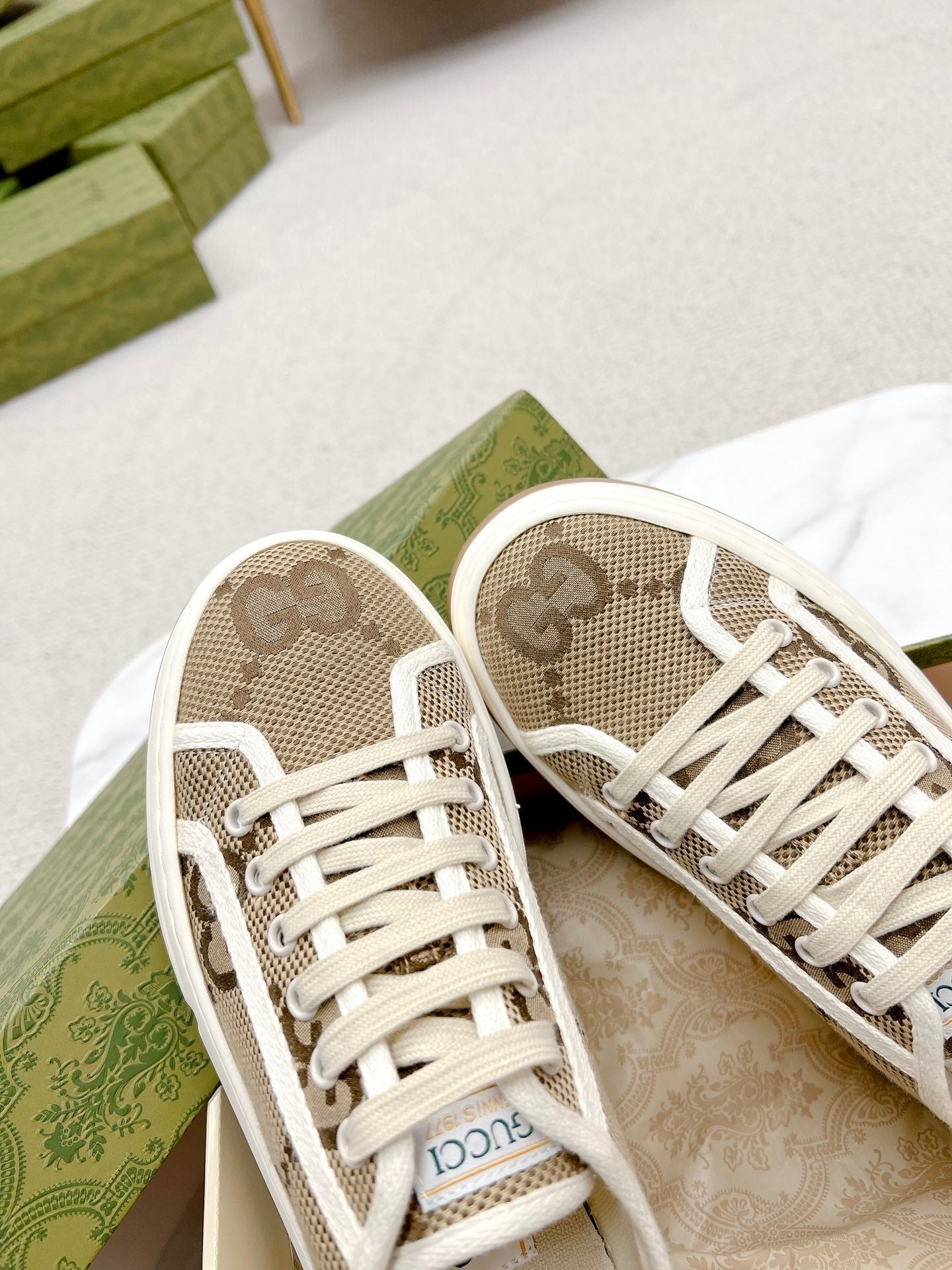SE1045 Women's GG Sneaker / Size5-10
