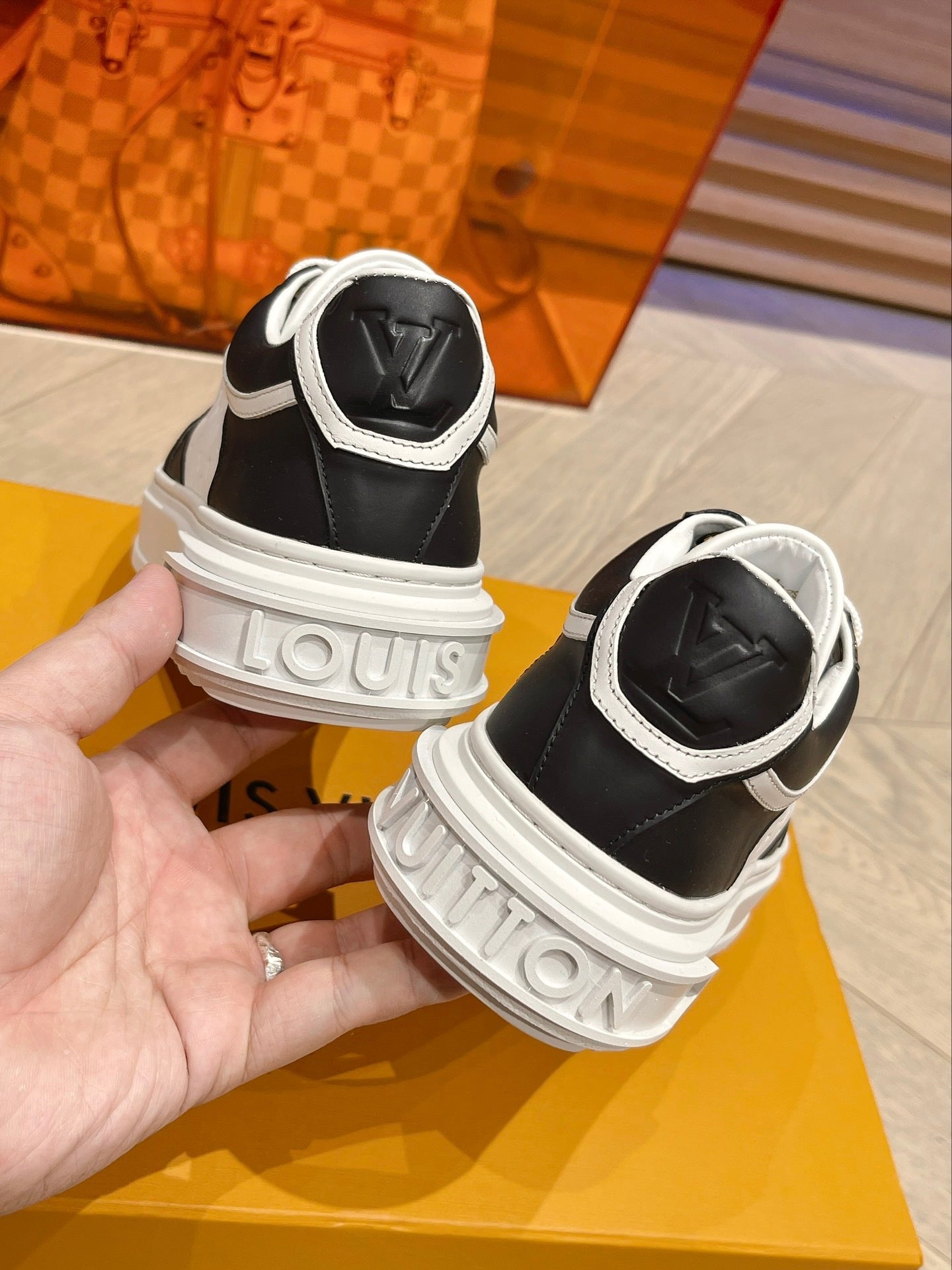 SE1130 LB Time Out Sneaker / Size5-10