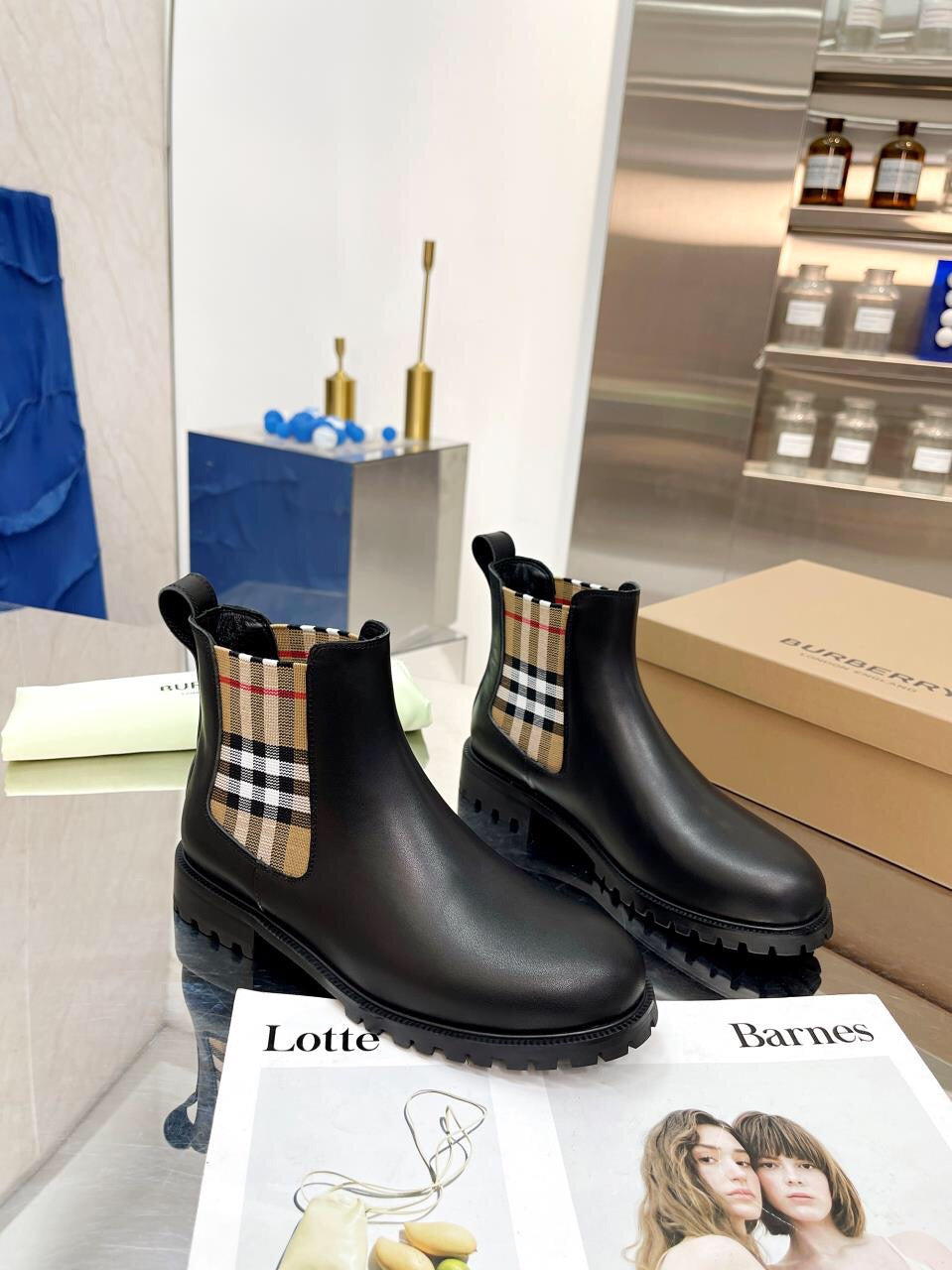 SE1184 Burberry Short Boots / Size4-11