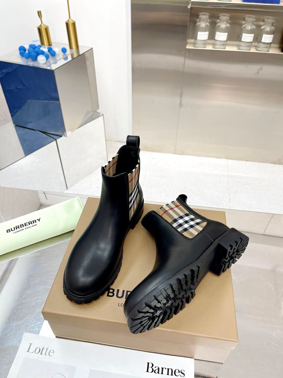 SE1184 Burberry Short Boots / Size4-11