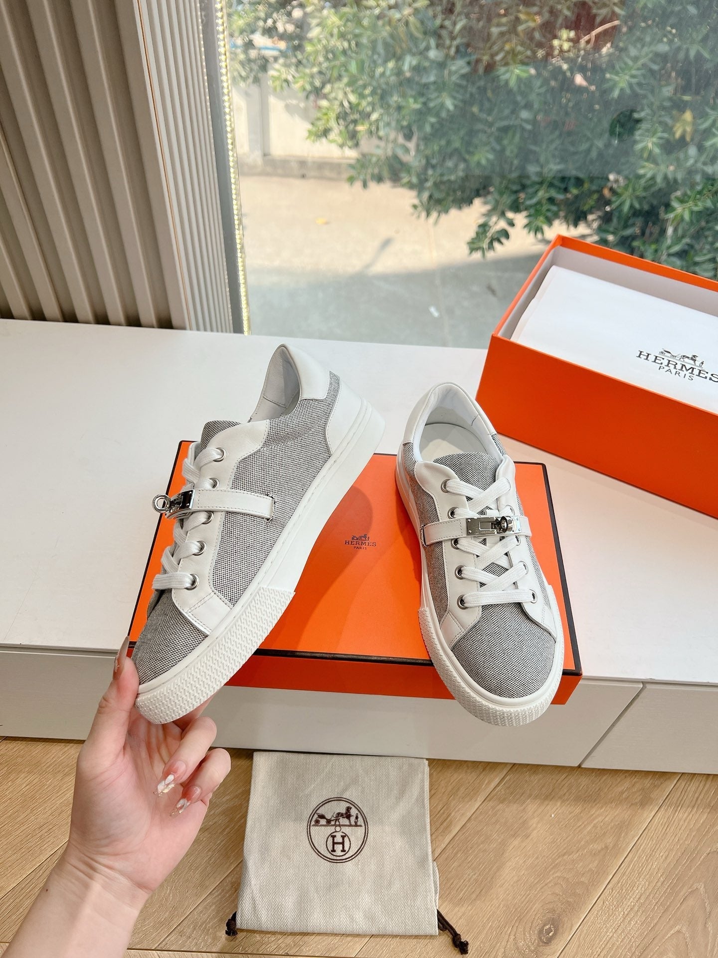 SE1559 Hermes Day Sneaker / Size5-10