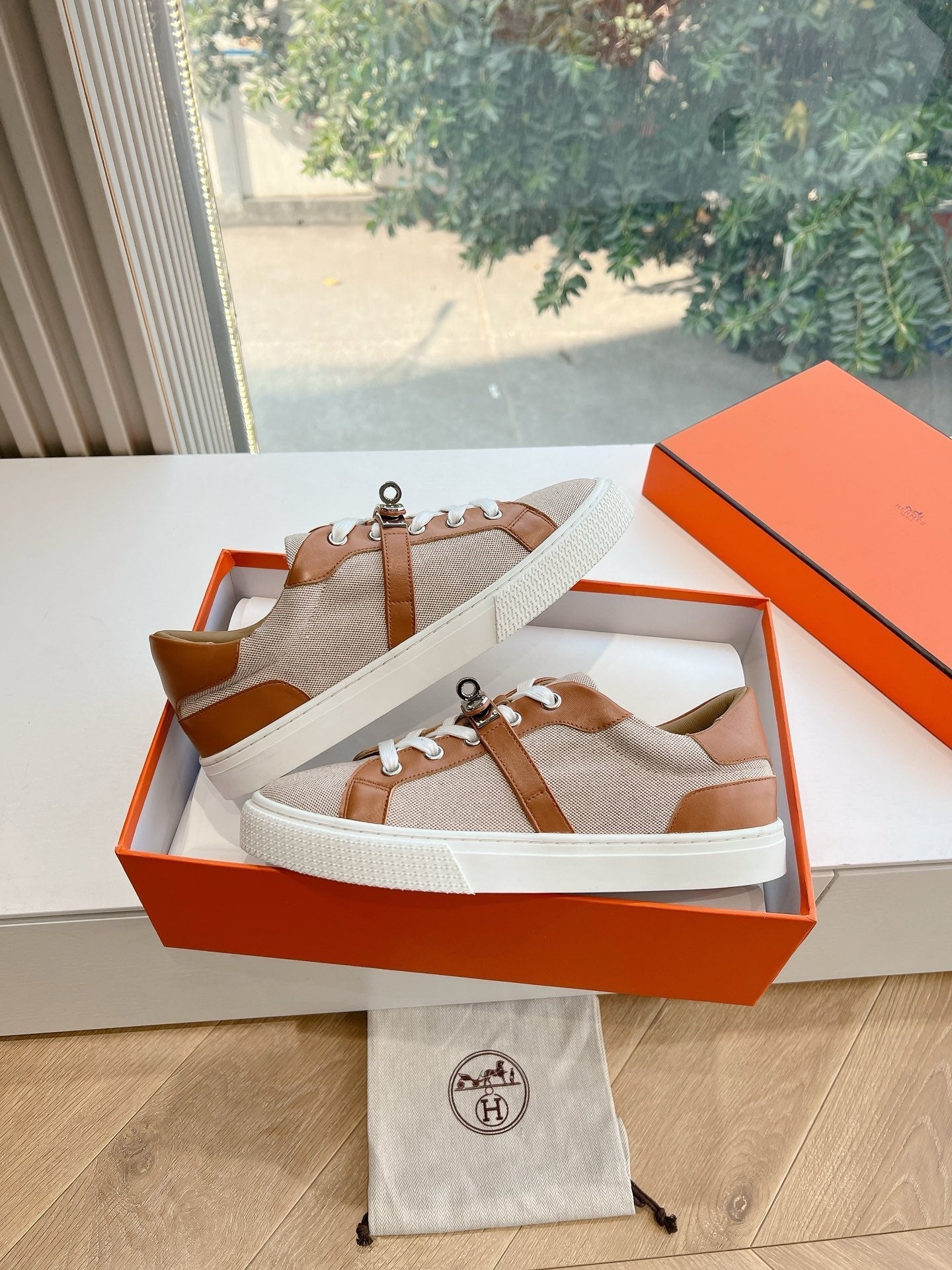 SE1561 Hermes Day Sneaker / Size5-10