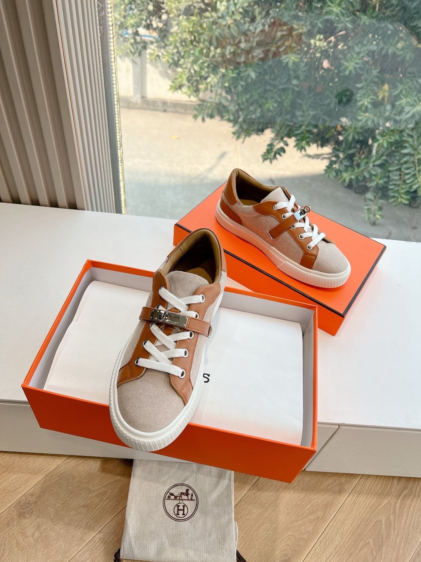 SE1561 Hermes Day Sneaker / Size5-10